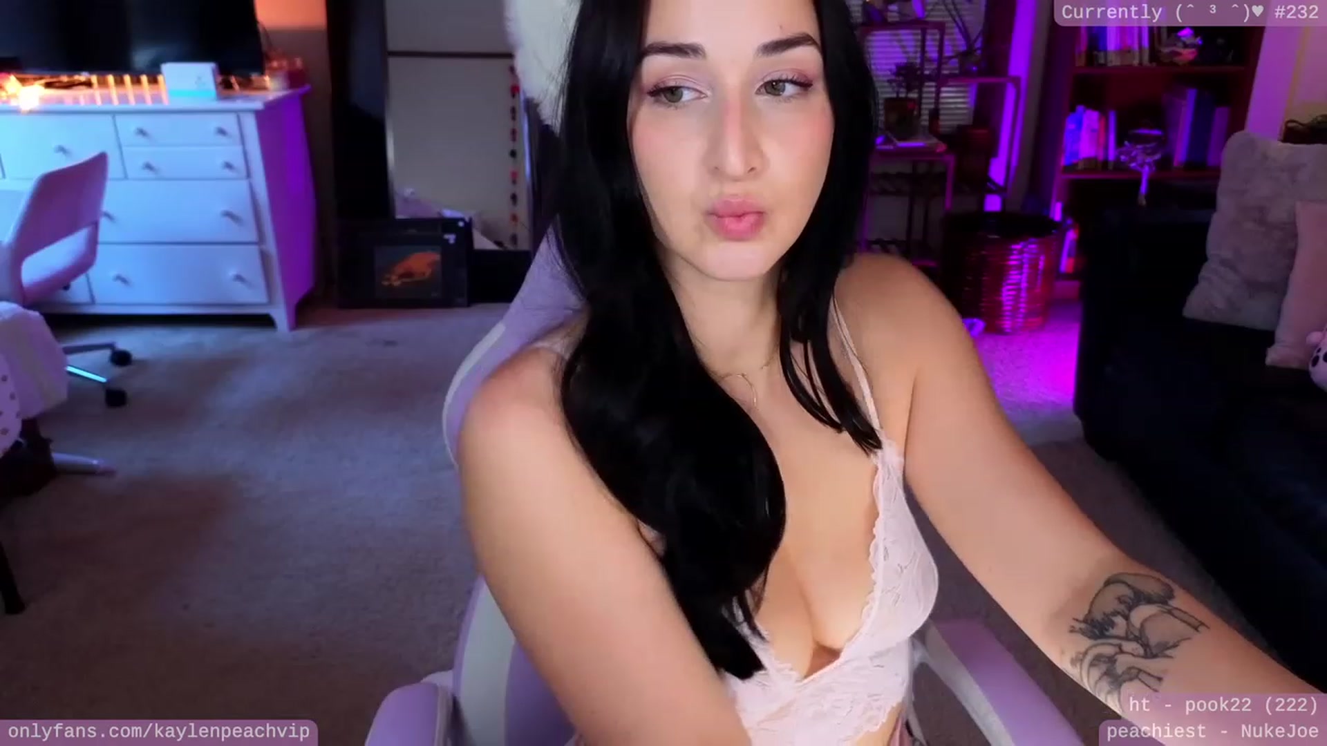 Gallery image thumbnail from KaylenPeach's myfreecams stream on, 05/17/2023, 02:53 image 7 of 20