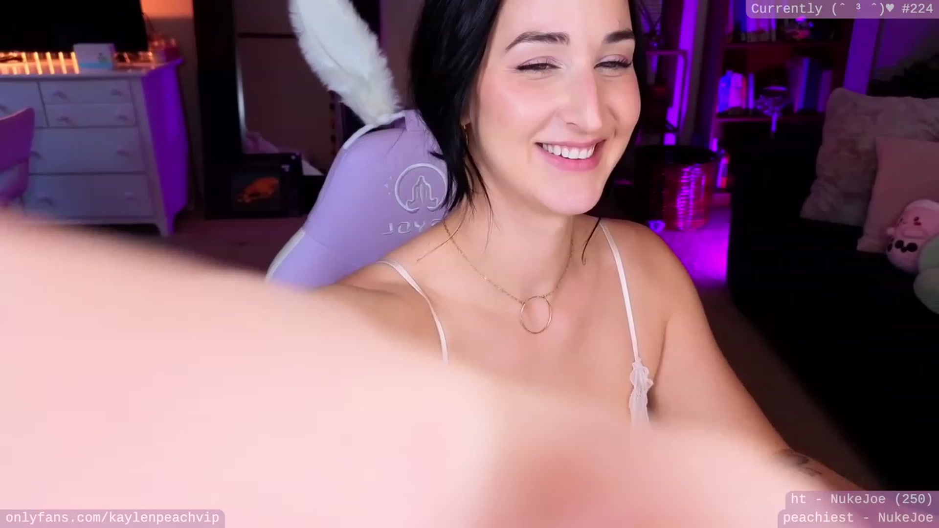 Gallery image thumbnail from KaylenPeach's myfreecams stream on, 05/17/2023, 03:56 image 3 of 20