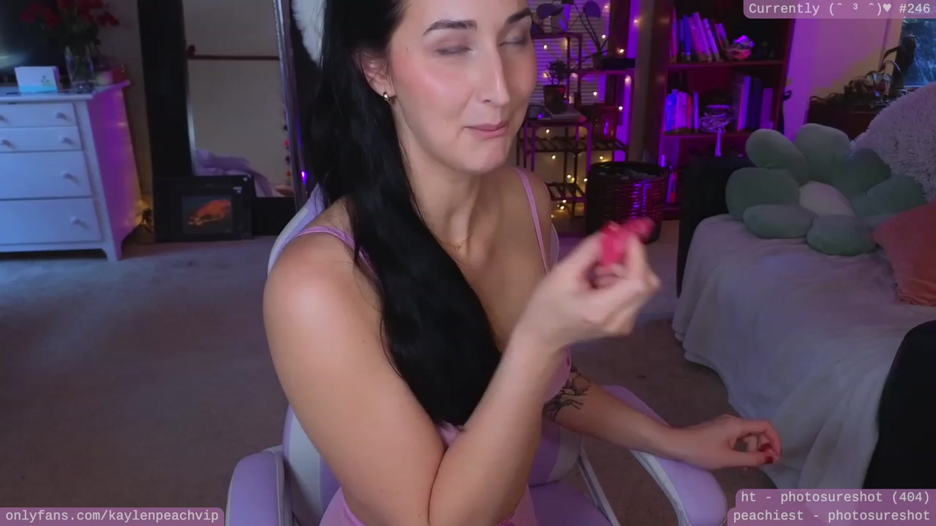 Gallery image thumbnail from KaylenPeach's myfreecams stream on, 05/19/2023, 03:25 image 8 of 20