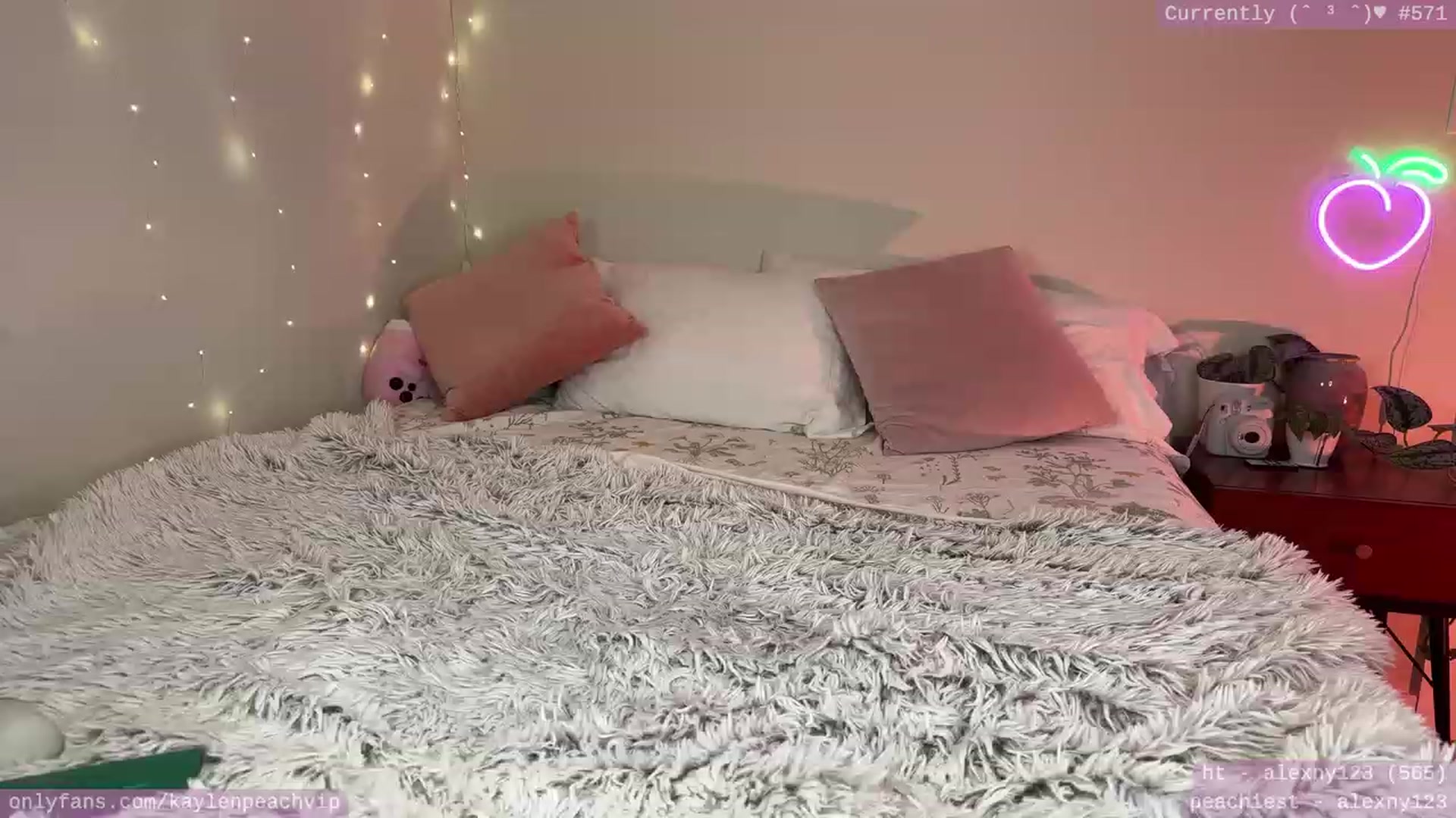 Gallery image thumbnail from KaylenPeach's myfreecams stream on, 07/26/2023, 03:43 image 15 of 20