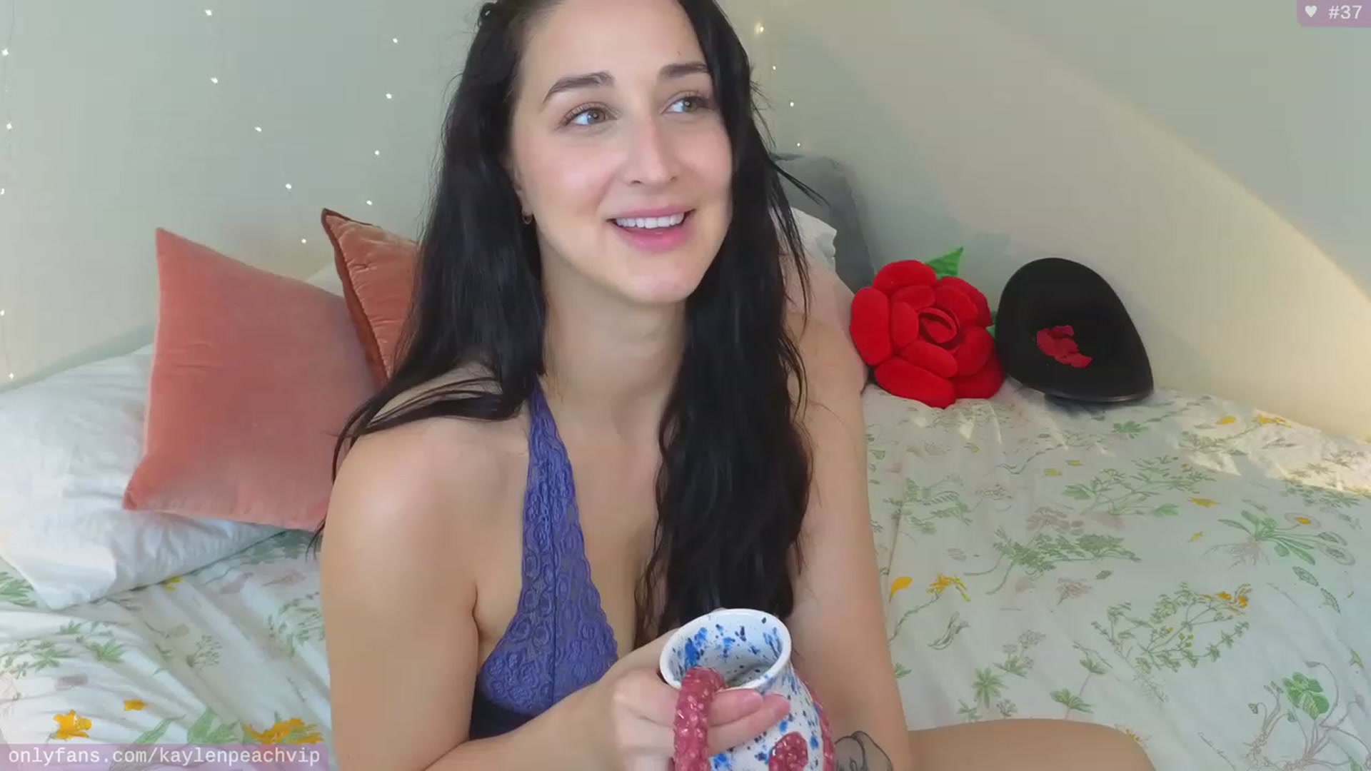 Gallery image thumbnail from KaylenPeach's myfreecams stream on, 10/03/2023, 19:46 image 8 of 20