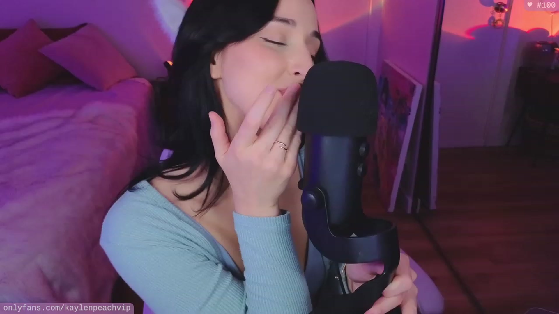 Gallery image thumbnail from KaylenPeach's myfreecams stream on, 10/17/2023, 02:40 image 12 of 20