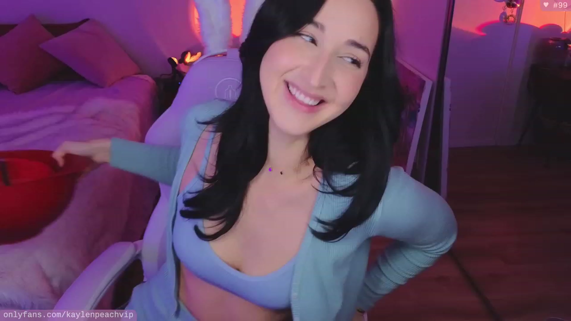 Gallery image thumbnail from KaylenPeach's myfreecams stream on, 10/17/2023, 02:40 image 19 of 20