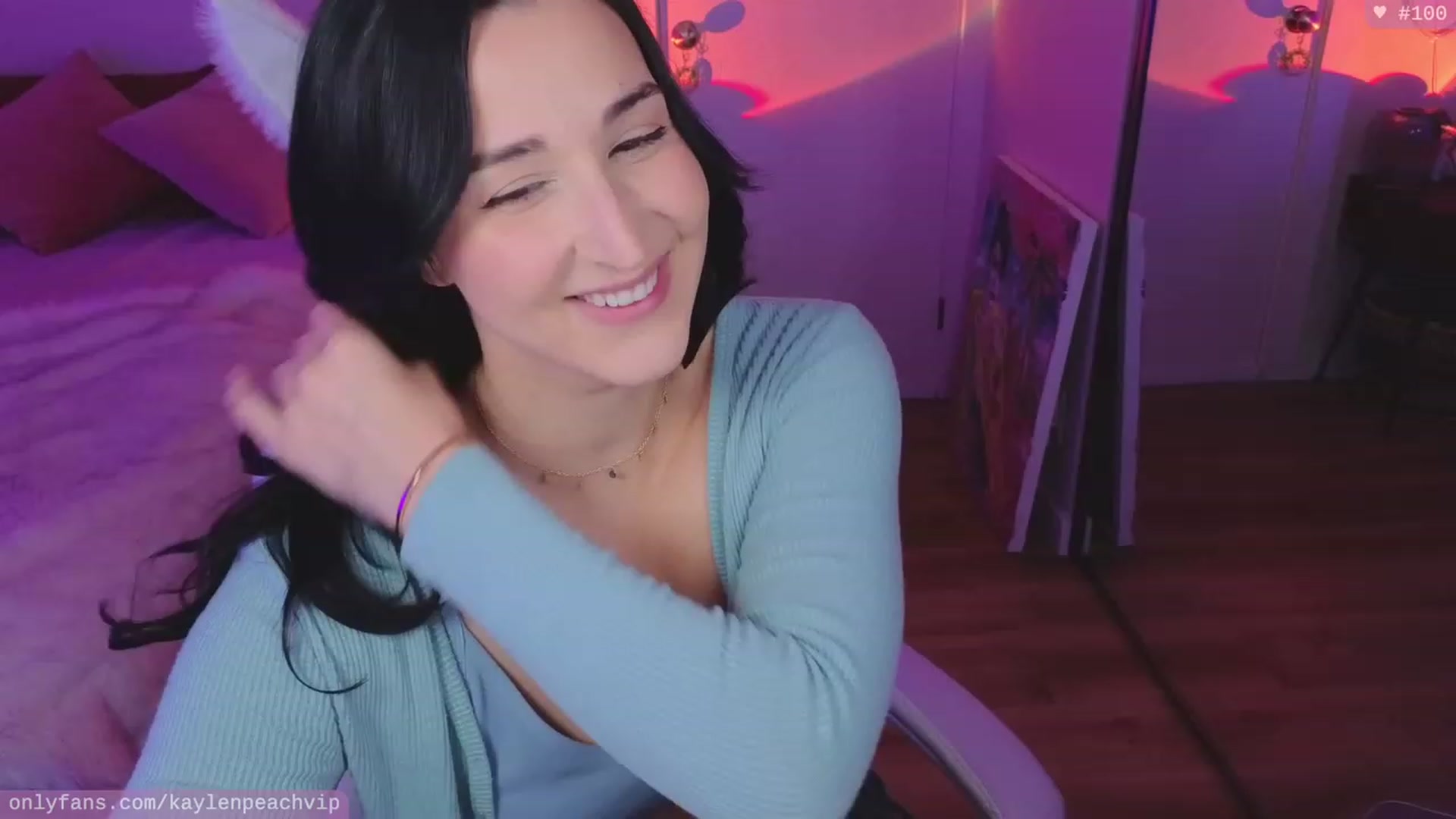 Gallery image thumbnail from KaylenPeach's myfreecams stream on, 10/17/2023, 02:40 image 13 of 20