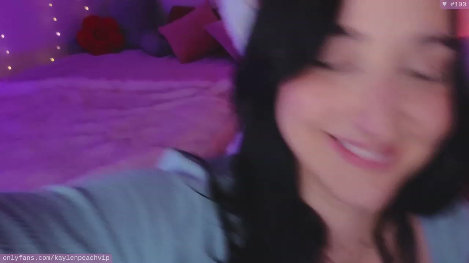 Gallery image thumbnail from KaylenPeach's myfreecams stream on, 10/17/2023, 02:40 image 10 of 20