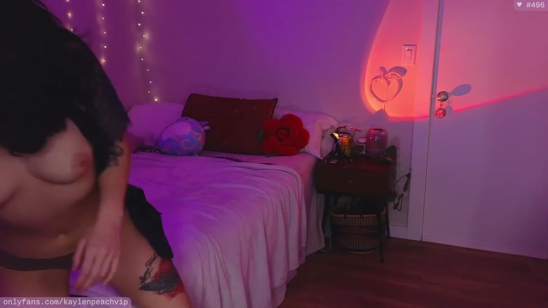 Gallery image thumbnail from KaylenPeach's myfreecams stream on, 12/05/2023, 06:08 image 1 of 20