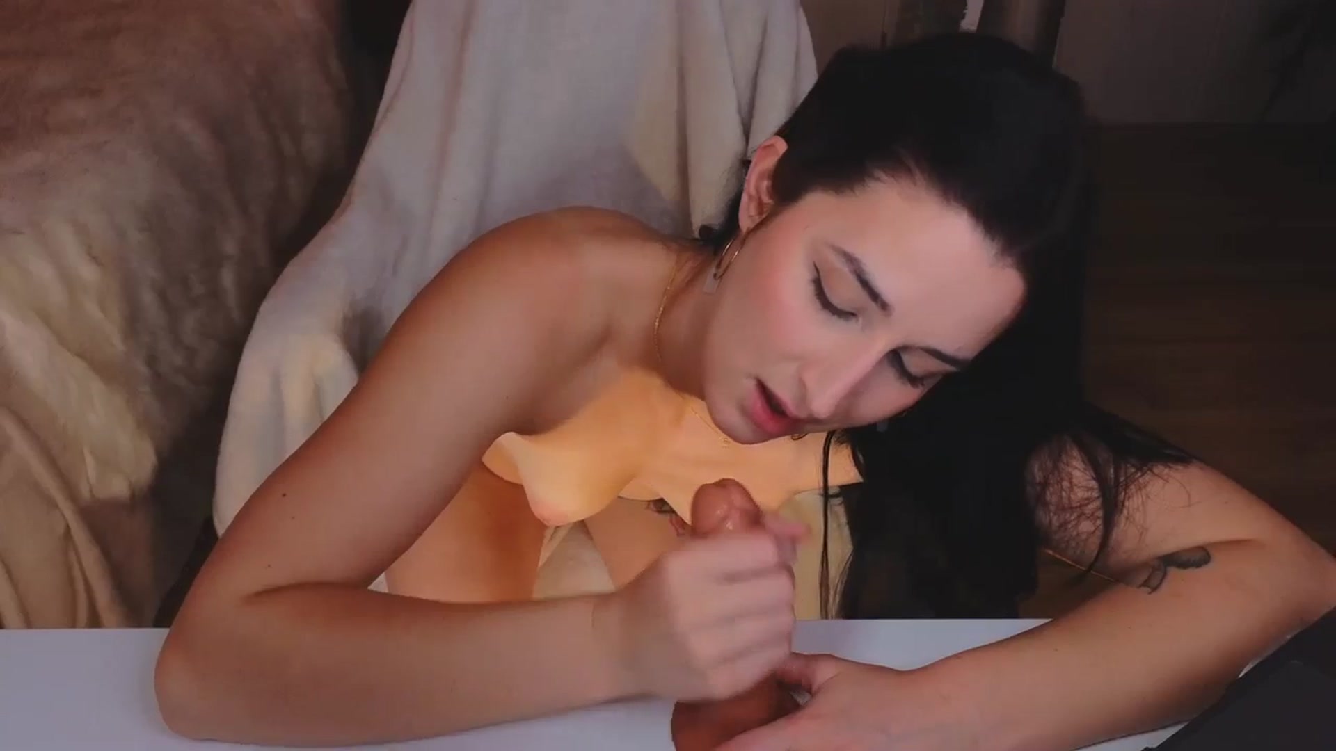 Gallery image thumbnail from KaylenPeach's myfreecams stream on, 03/15/2024, 05:12 image 3 of 20