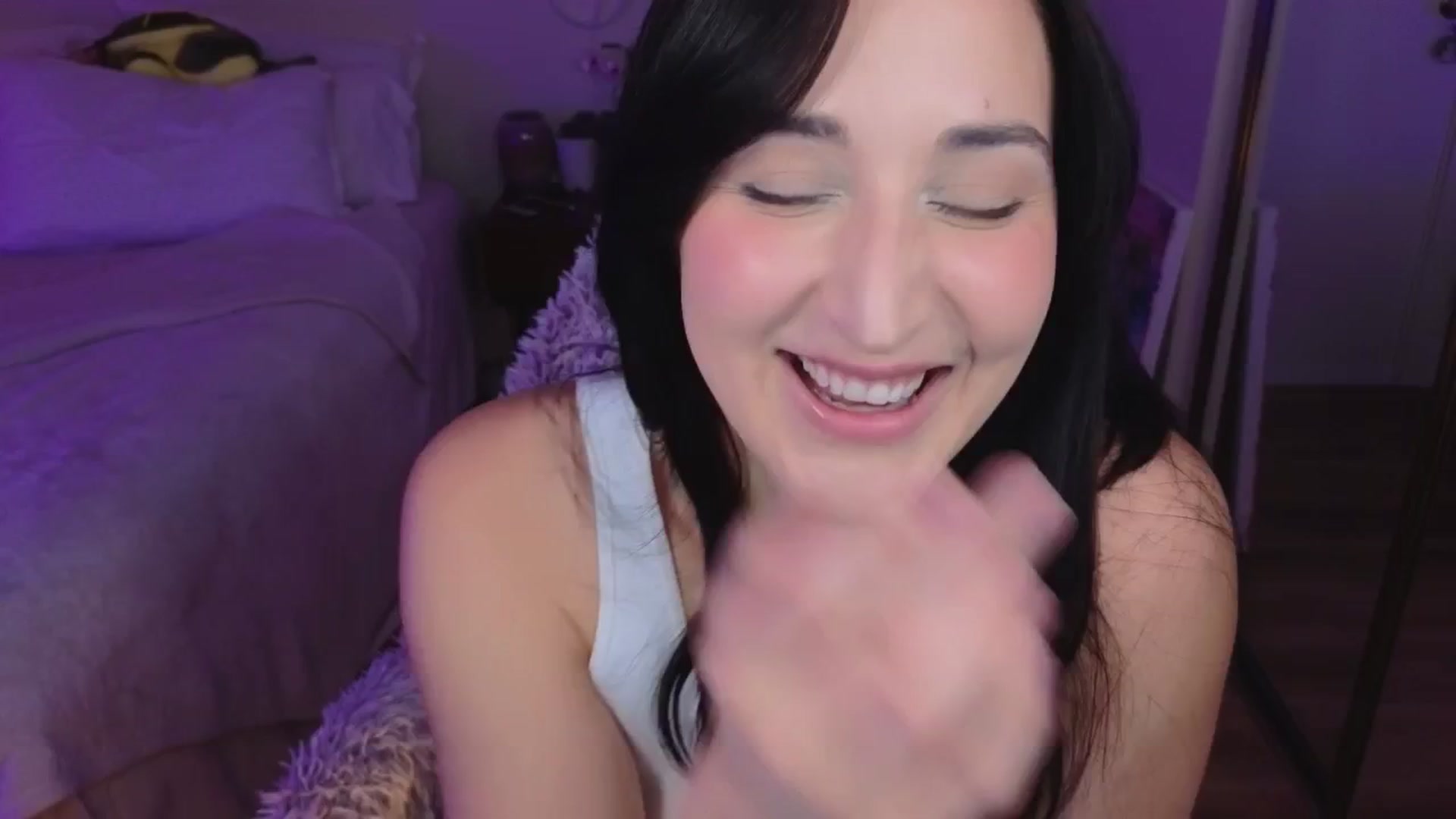 Gallery image thumbnail from KaylenPeach's myfreecams stream on, 04/17/2024, 04:00 image 5 of 20