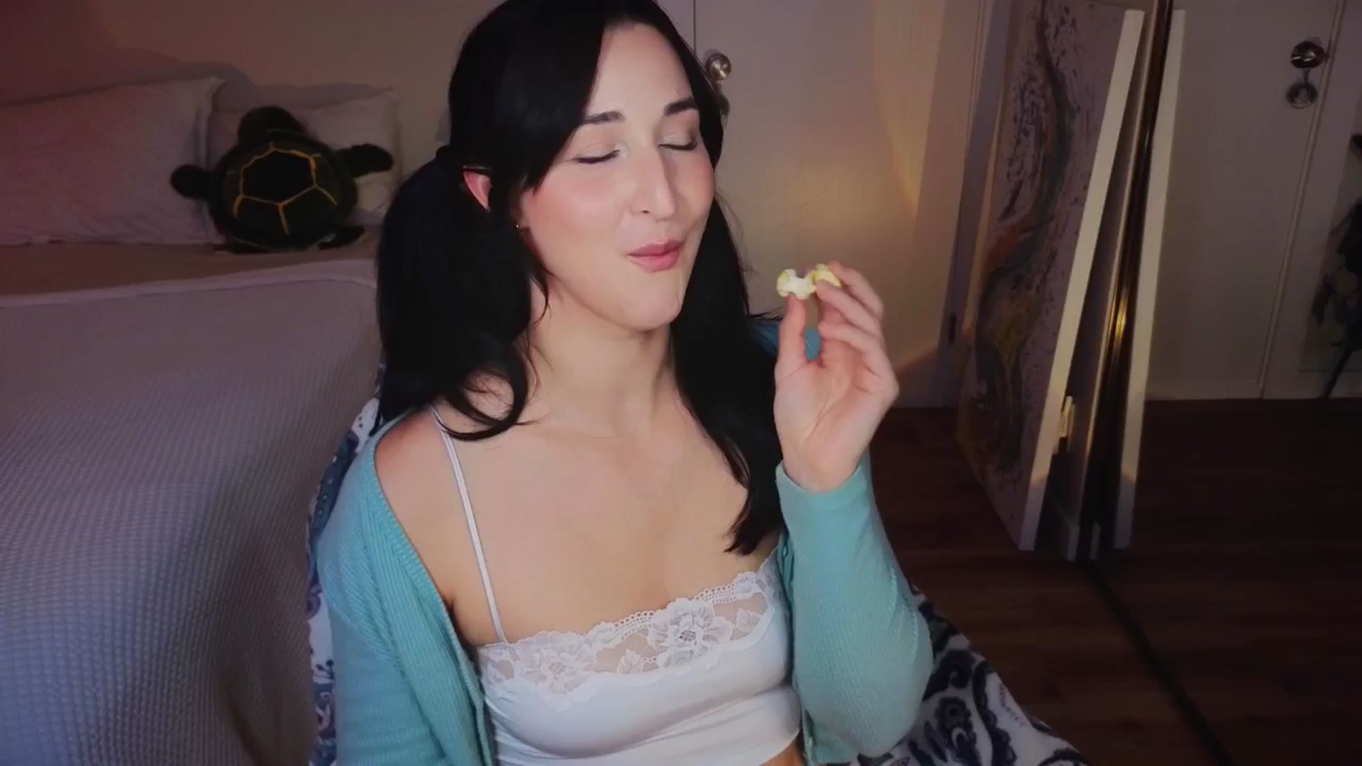 Gallery image thumbnail from KaylenPeach's myfreecams stream on, 05/03/2024, 02:24 image 1 of 20