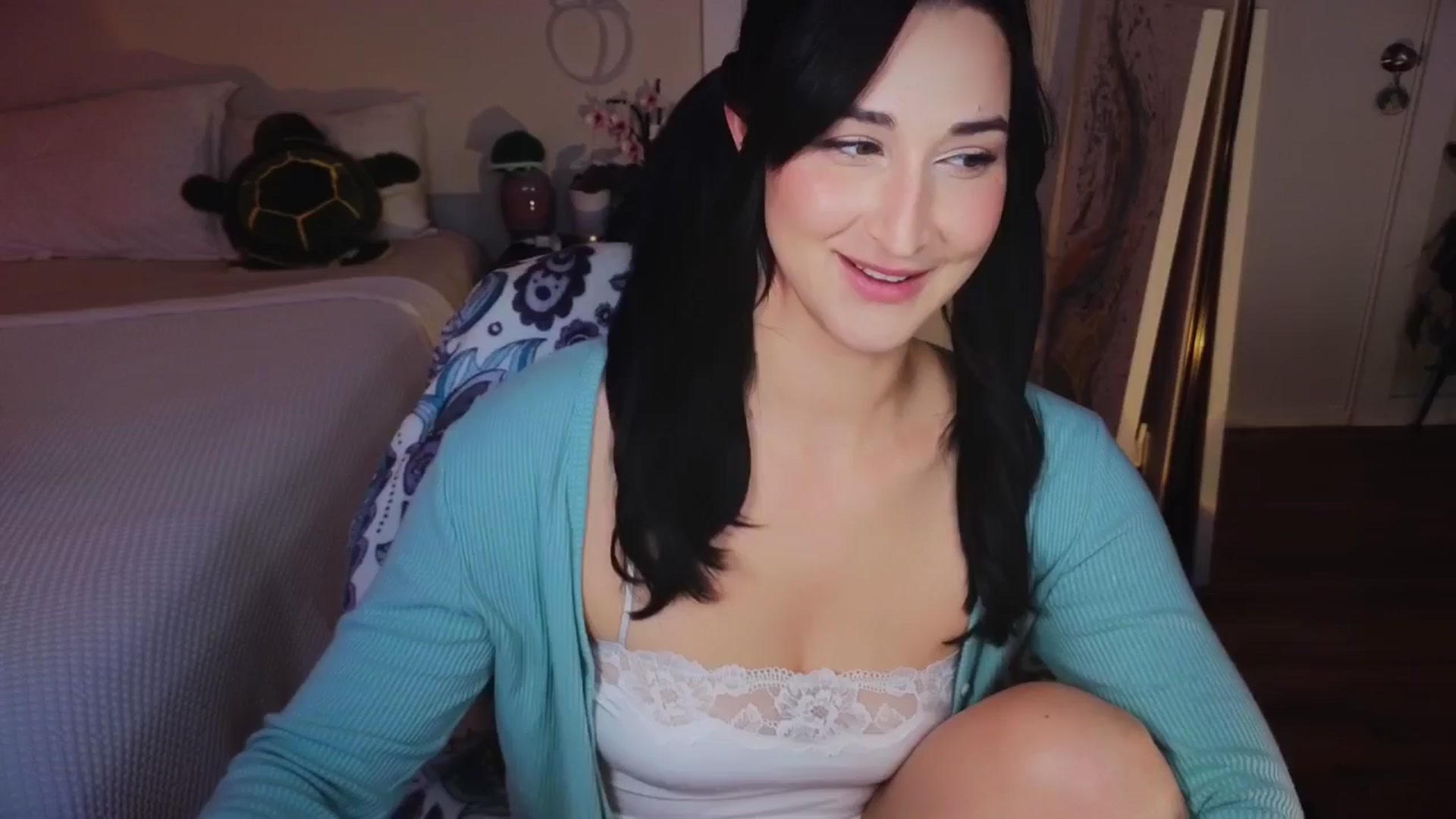 Gallery image thumbnail from KaylenPeach's myfreecams stream on, 05/03/2024, 02:24 image 6 of 20
