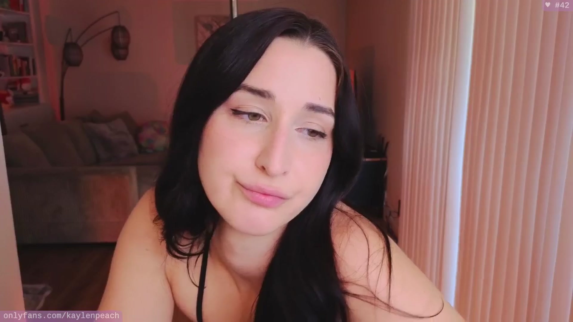 Gallery image thumbnail from KaylenPeach's myfreecams stream on, 05/15/2024, 22:49 image 9 of 20