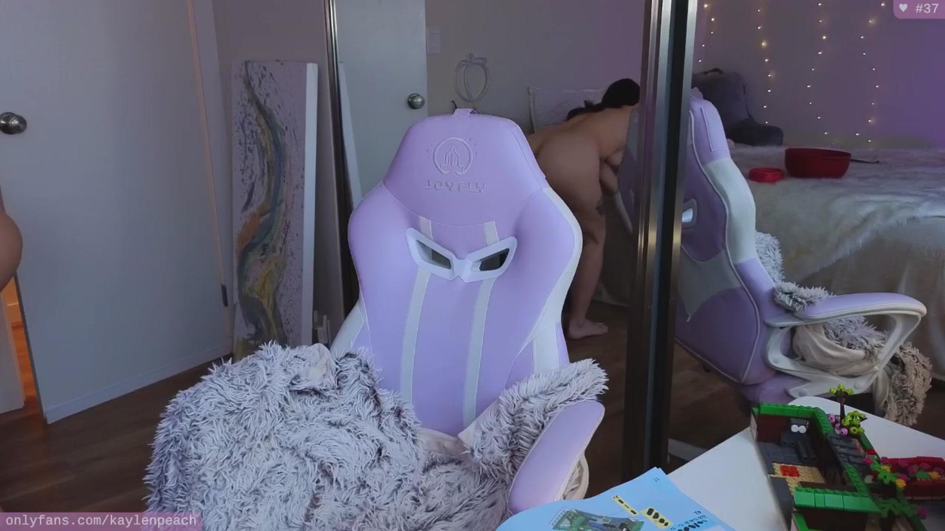 Gallery image thumbnail from KaylenPeach's myfreecams stream on, 05/22/2024, 21:40 image 17 of 20