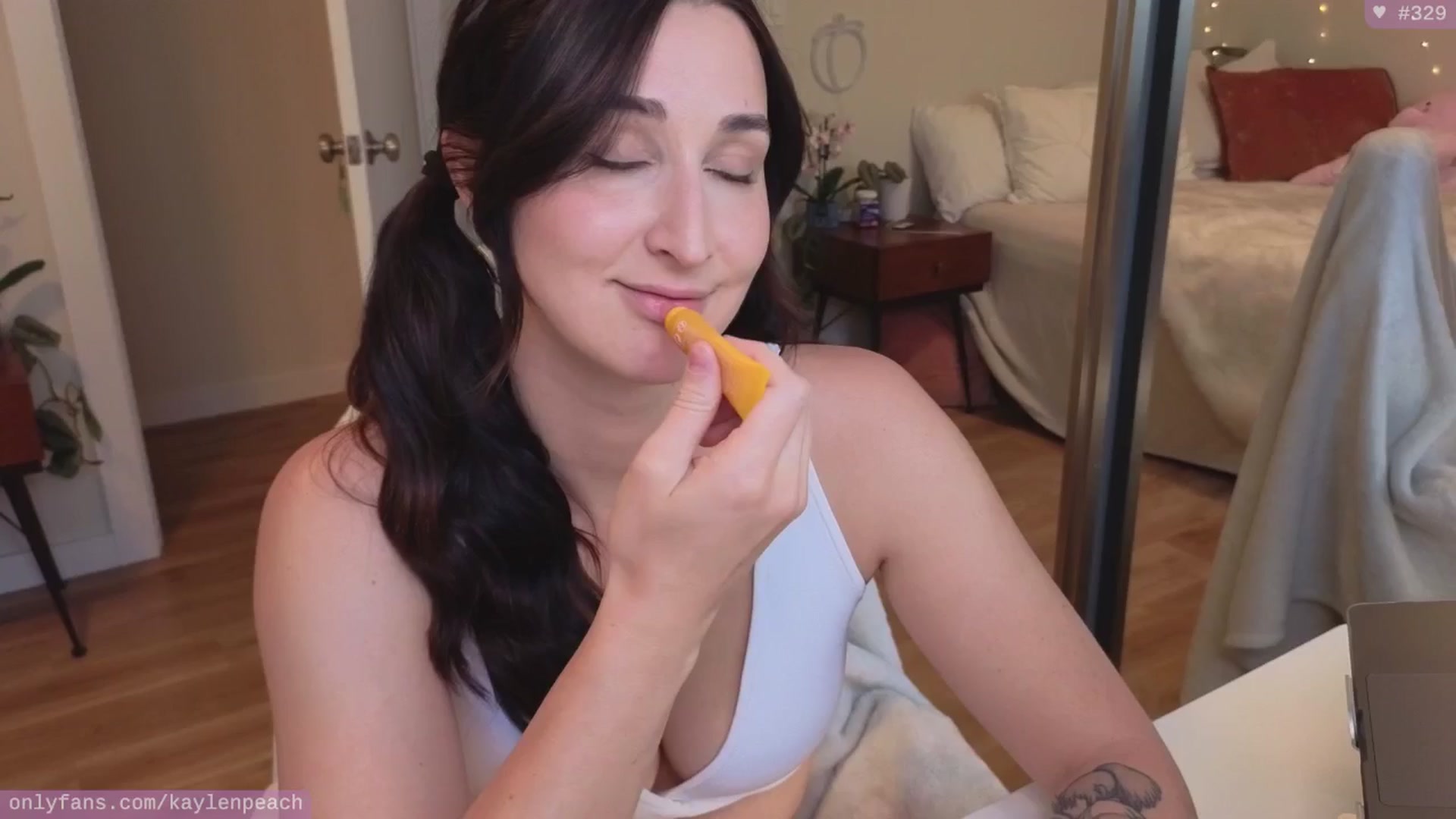 Gallery image thumbnail from KaylenPeach's myfreecams stream on, 06/17/2024, 23:37 image 4 of 20