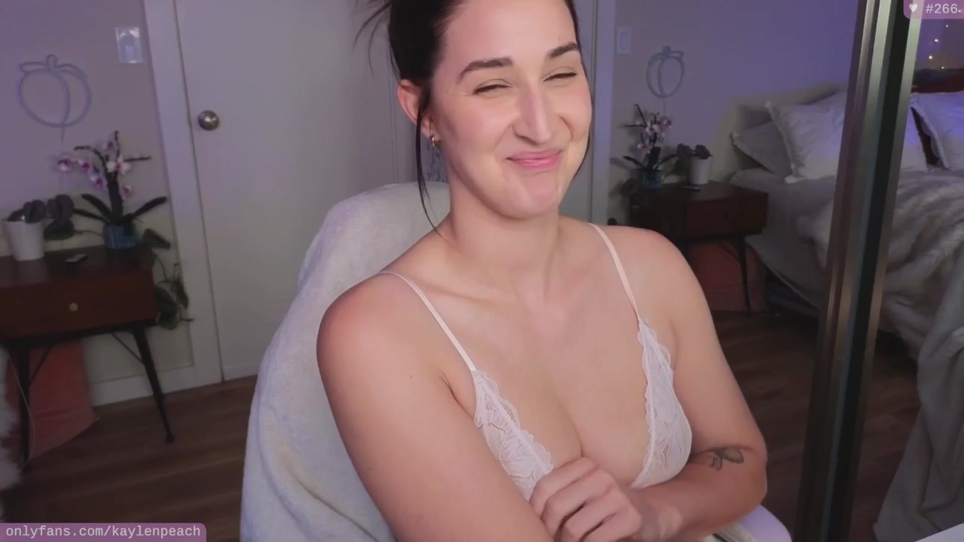 Gallery image thumbnail from KaylenPeach's myfreecams stream on, 06/19/2024, 01:55 image 4 of 20