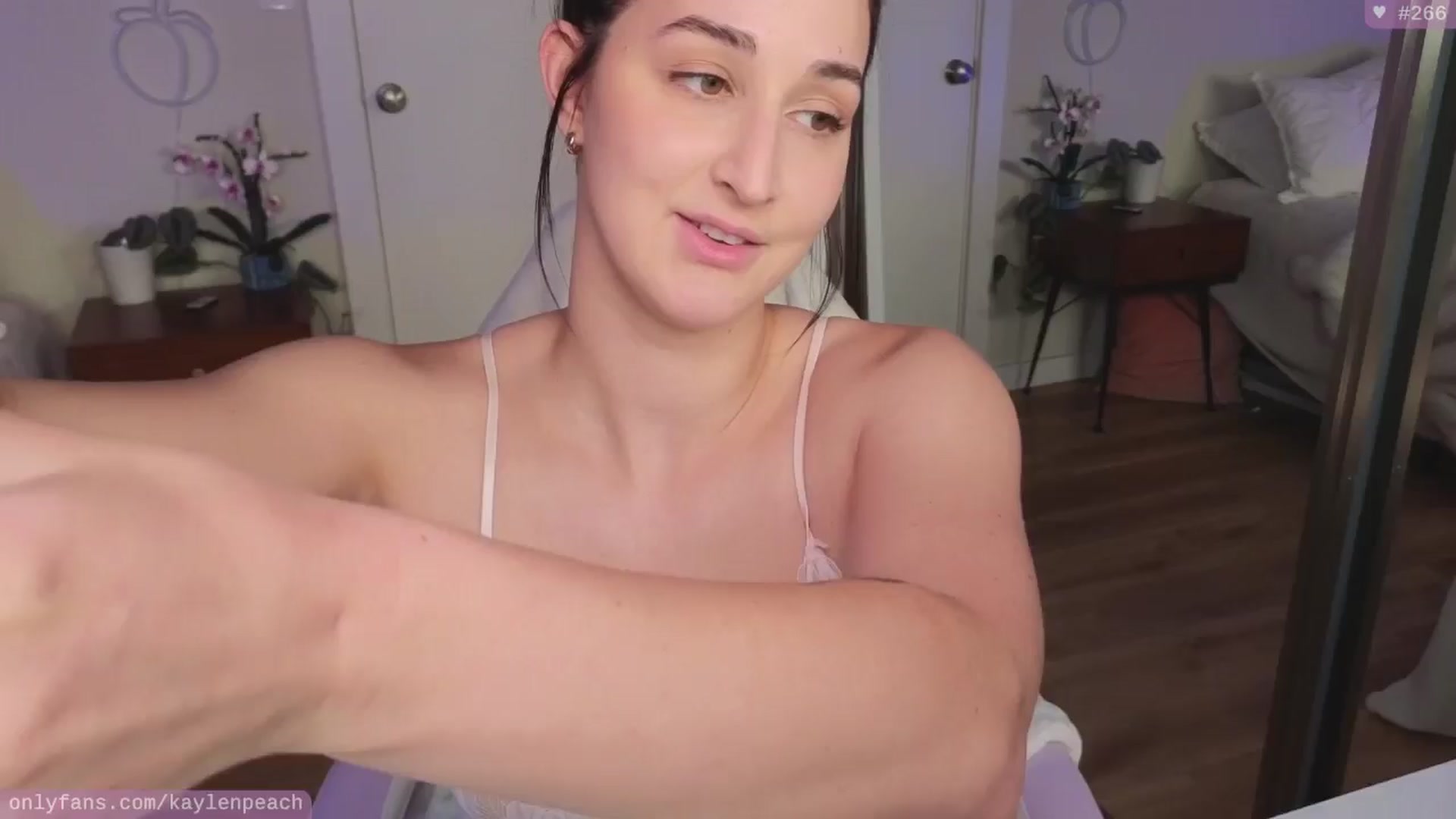 Gallery image thumbnail from KaylenPeach's myfreecams stream on, 06/19/2024, 01:55 image 7 of 20
