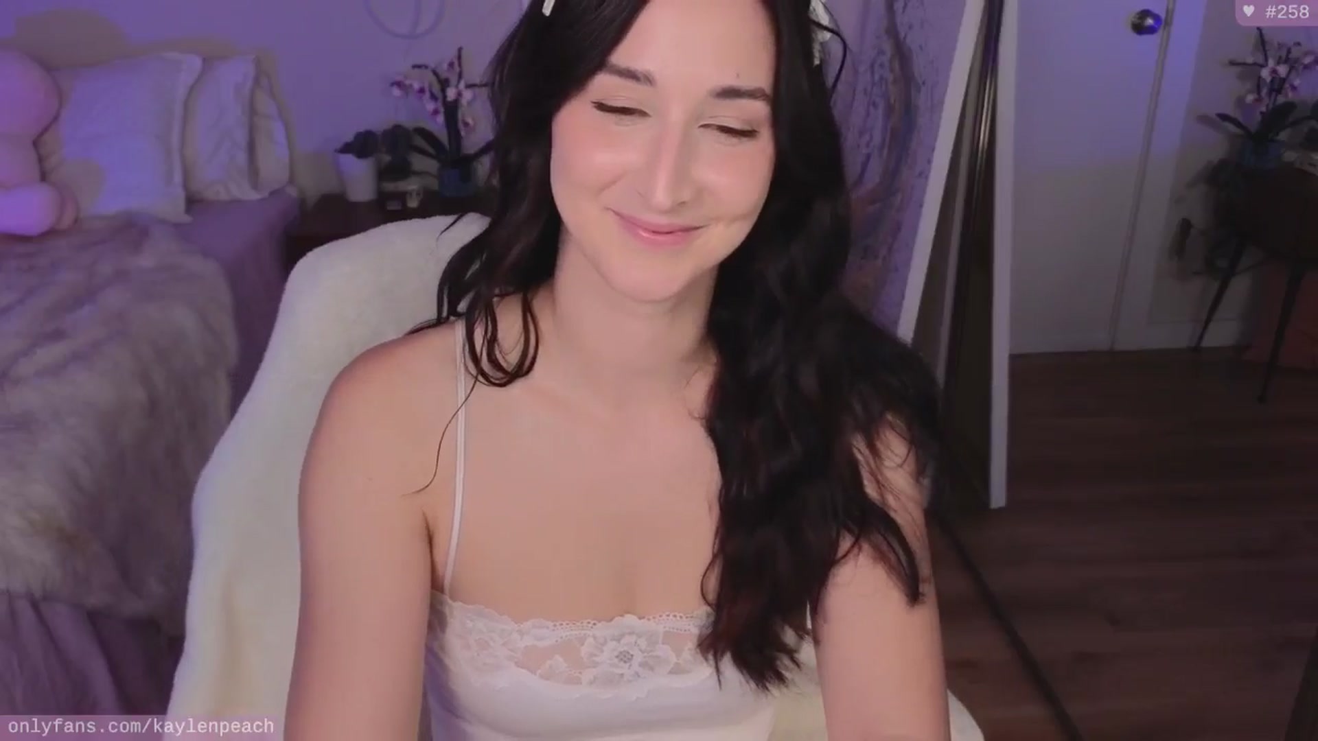 Gallery image thumbnail from KaylenPeach's myfreecams stream on, 06/25/2024, 04:31 image 6 of 20