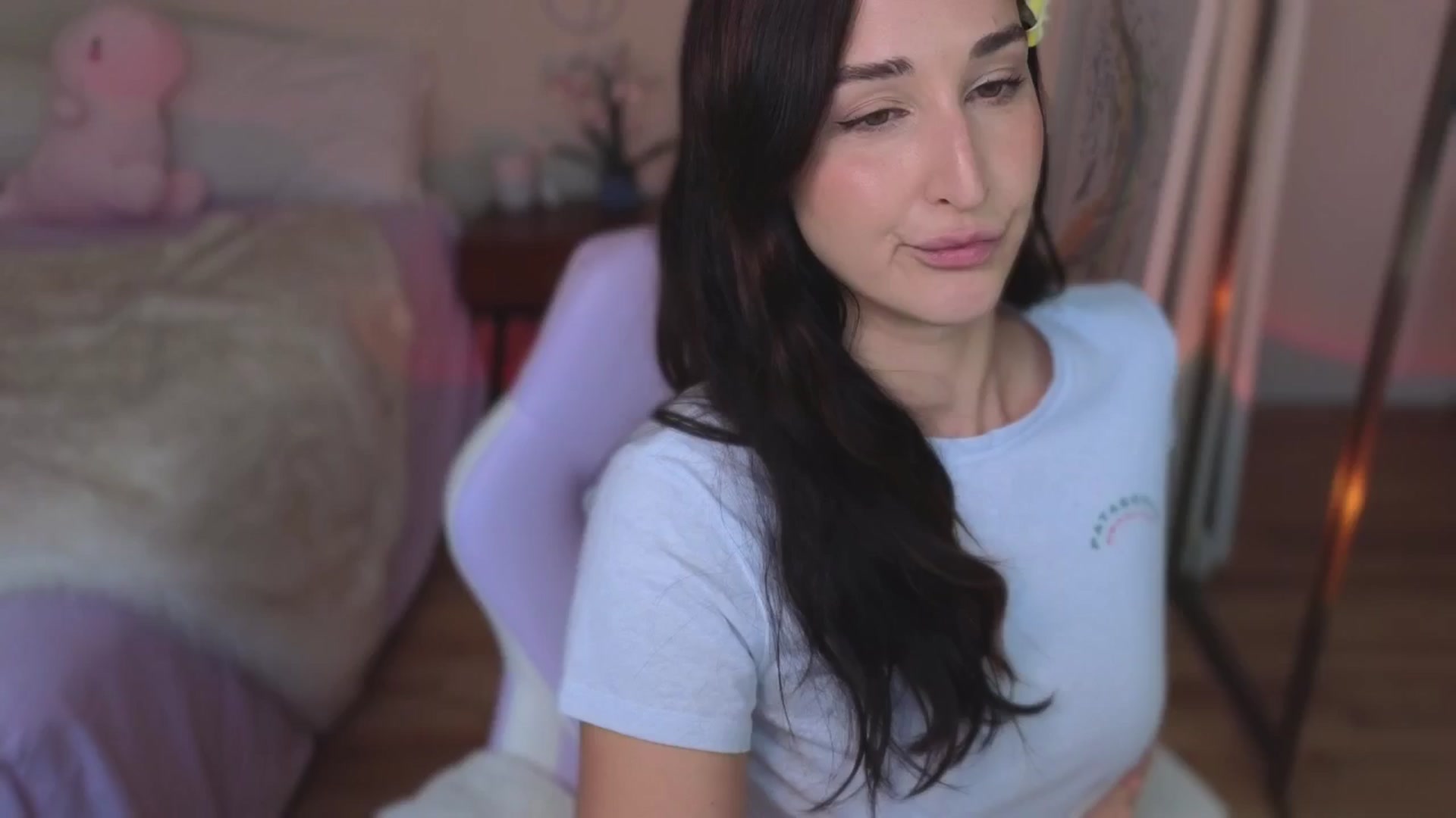 Gallery image thumbnail from KaylenPeach's myfreecams stream on, 08/07/2024, 23:01 image 6 of 20
