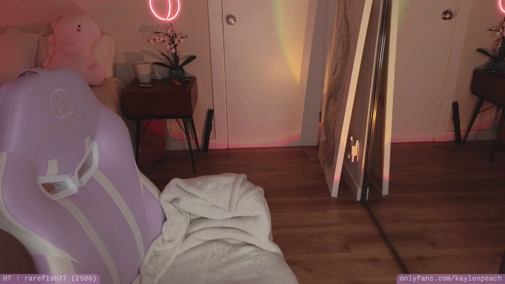 Gallery image thumbnail from KaylenPeach's myfreecams stream on, 08/14/2024, 03:51 image 17 of 20