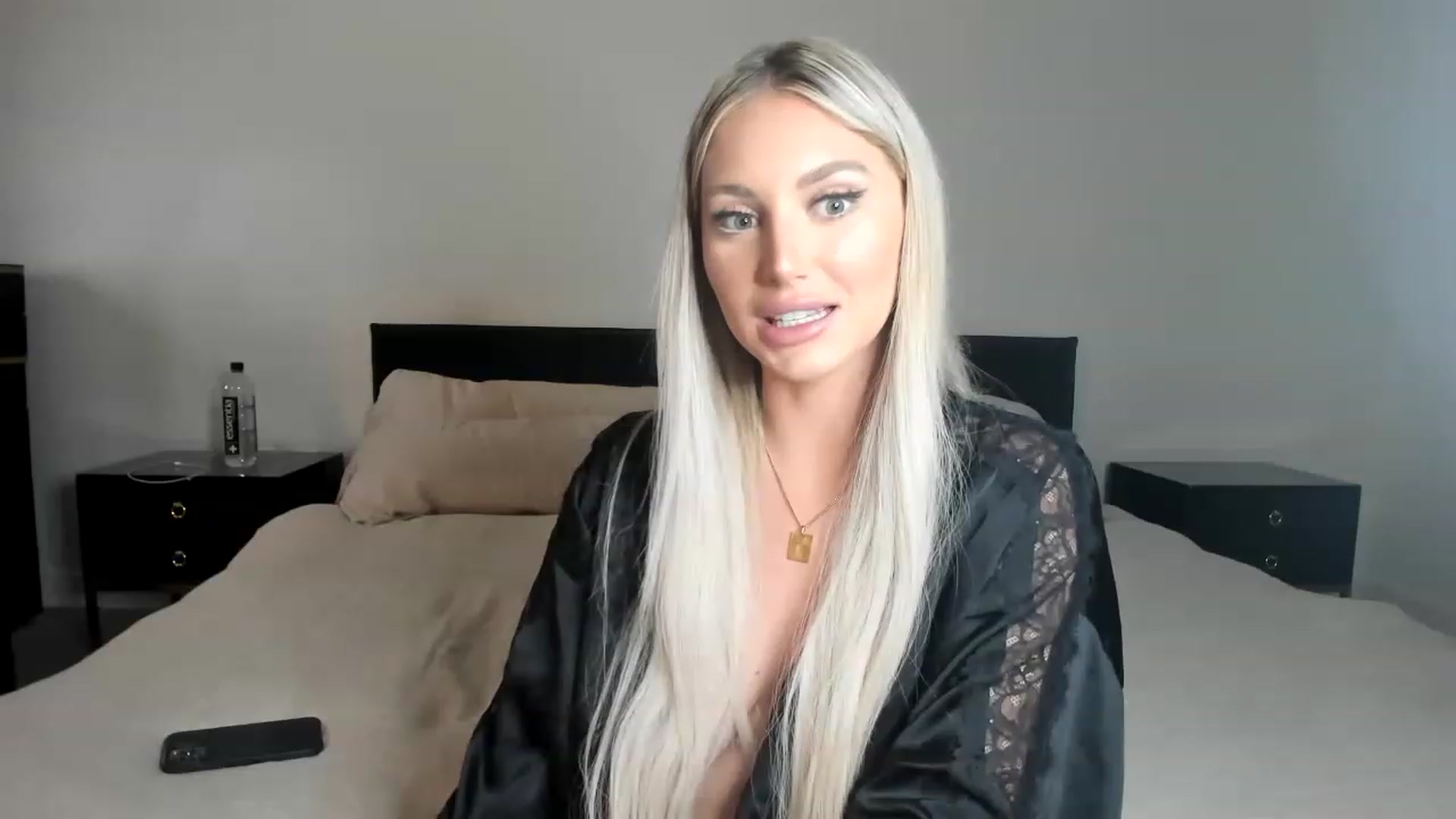 Gallery image thumbnail from KayleyGunner's myfreecams stream on, 12/16/2022, 05:43 image 6 of 20