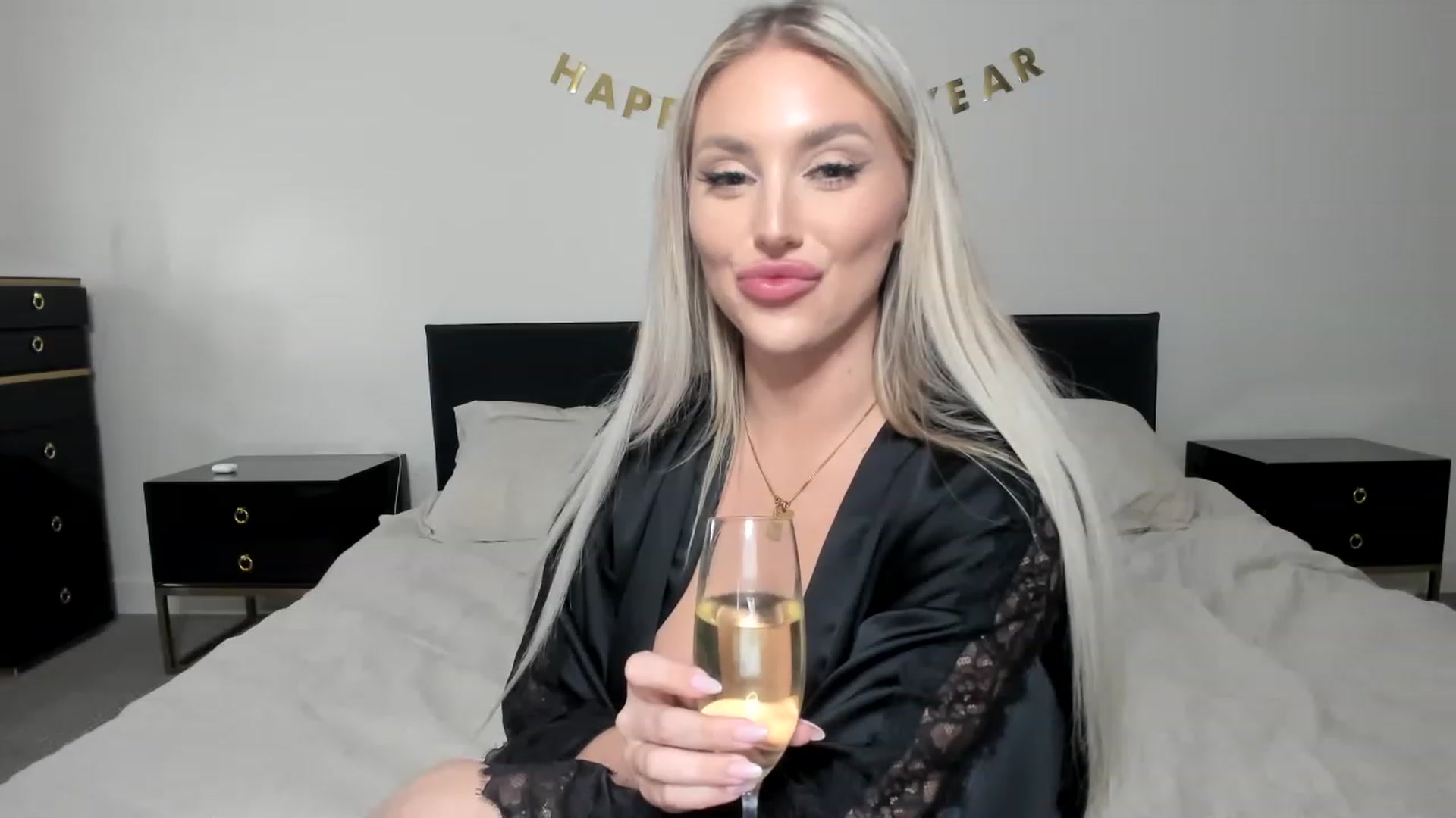 Gallery image thumbnail from KayleyGunner's myfreecams stream on, 12/27/2022, 06:51 image 6 of 20