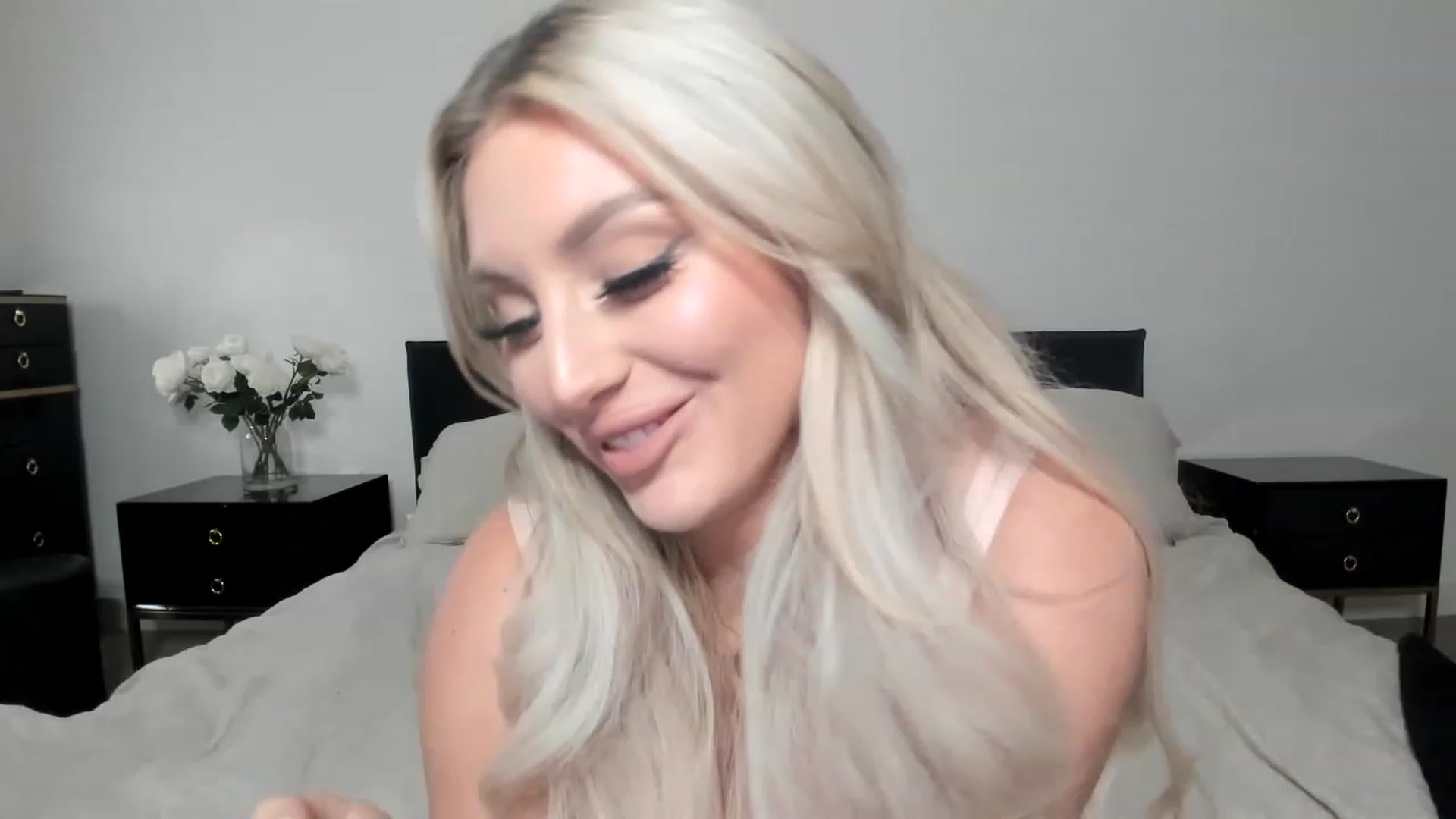 Gallery image thumbnail from KayleyGunner's myfreecams stream on, 02/20/2023, 04:58 image 5 of 20