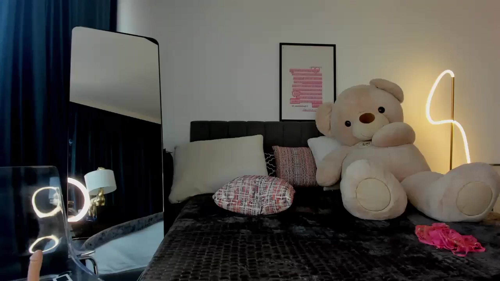 Gallery image thumbnail from KcRowan's myfreecams stream on, 07/10/2025, 12:31 image 5 of 20