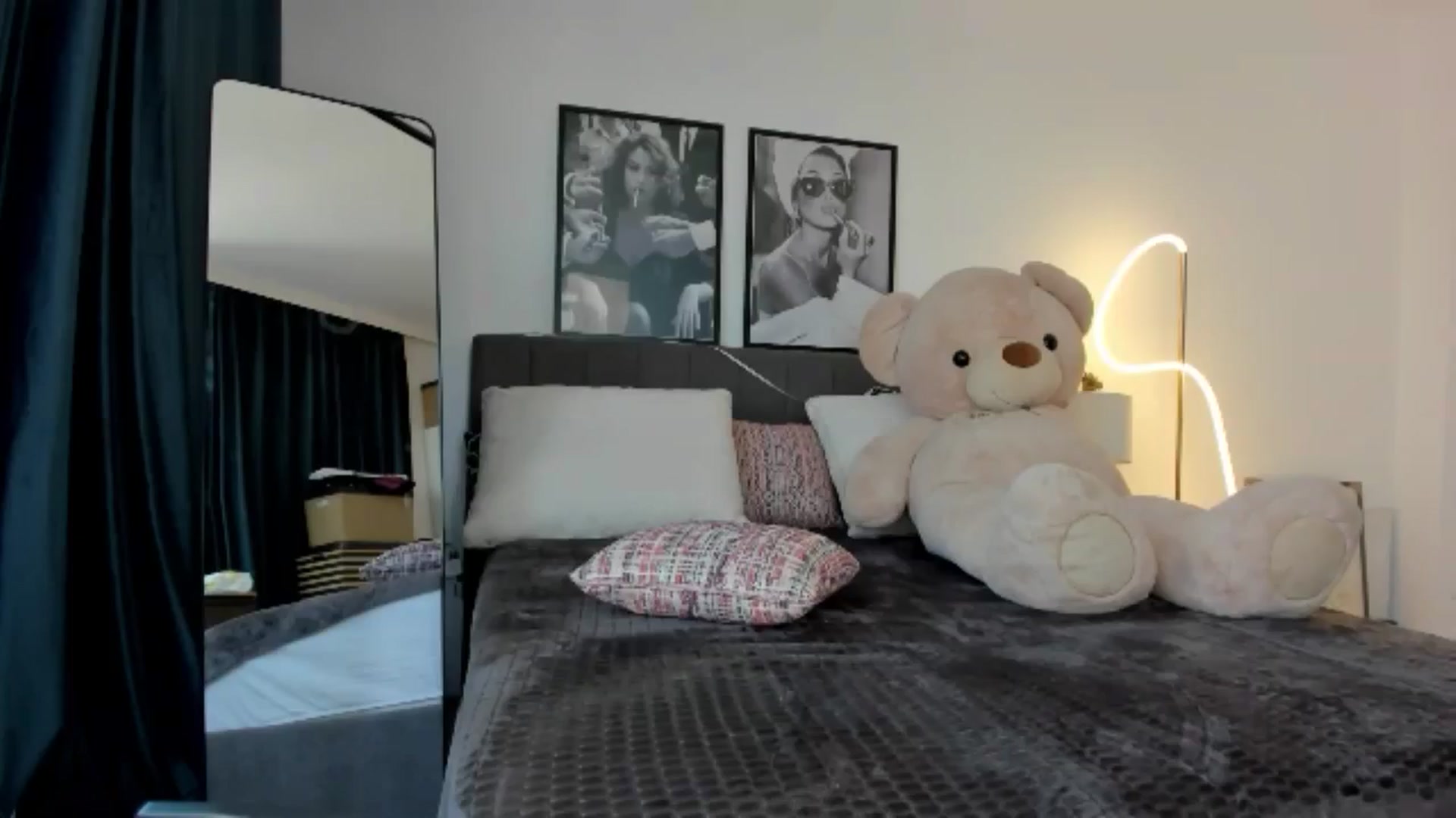 Gallery image thumbnail from KcRowan's myfreecams stream on, 07/21/2025, 08:27 image 6 of 20