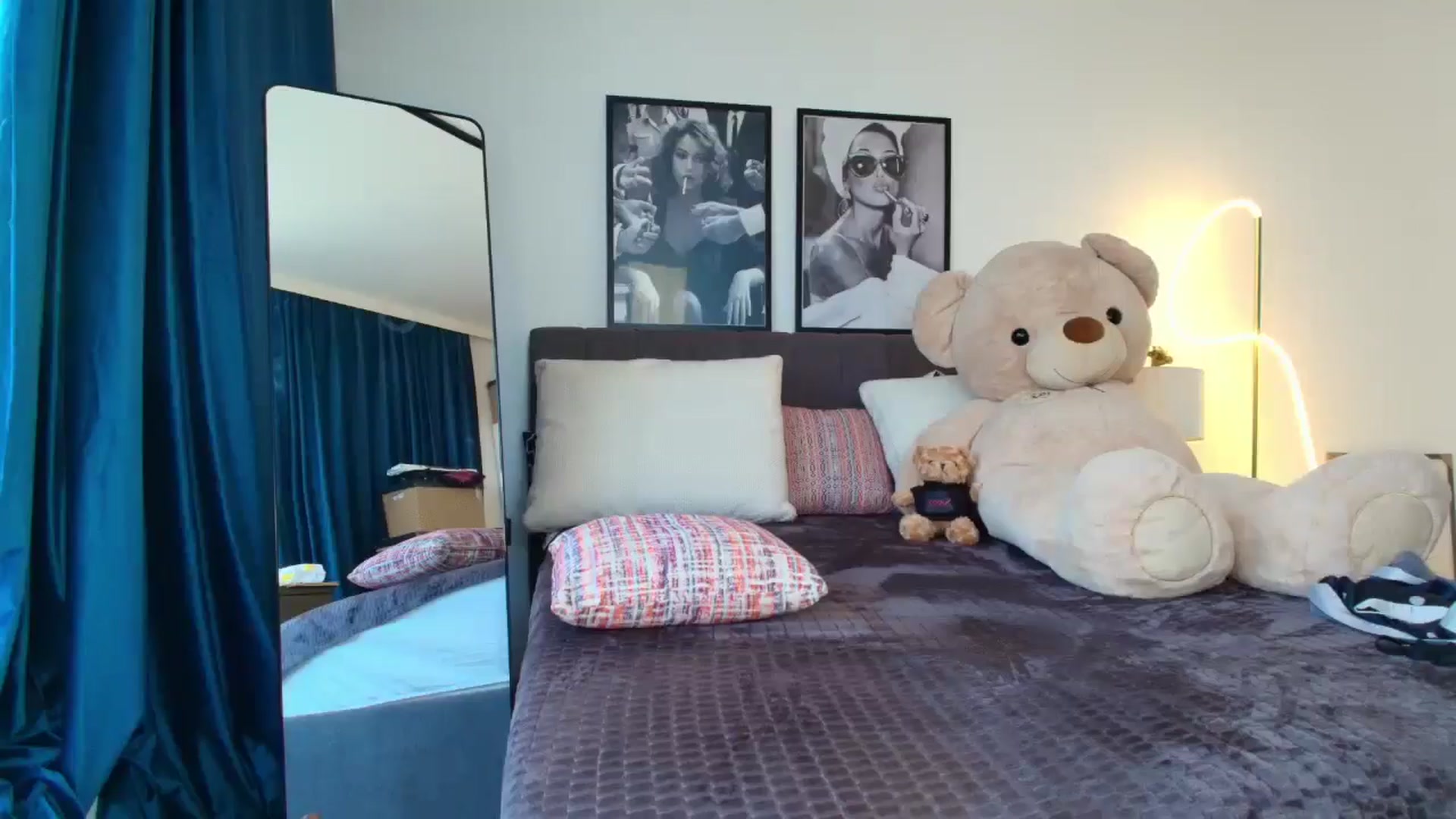 Gallery image thumbnail from KcRowan's myfreecams stream on, 07/22/2025, 10:43 image 15 of 20