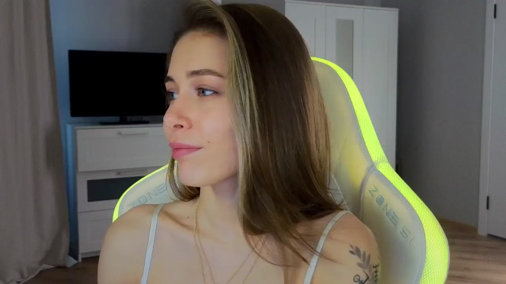 Gallery image thumbnail from KeepSpark's myfreecams stream on, 10/15/2024, 08:41 image 15 of 20