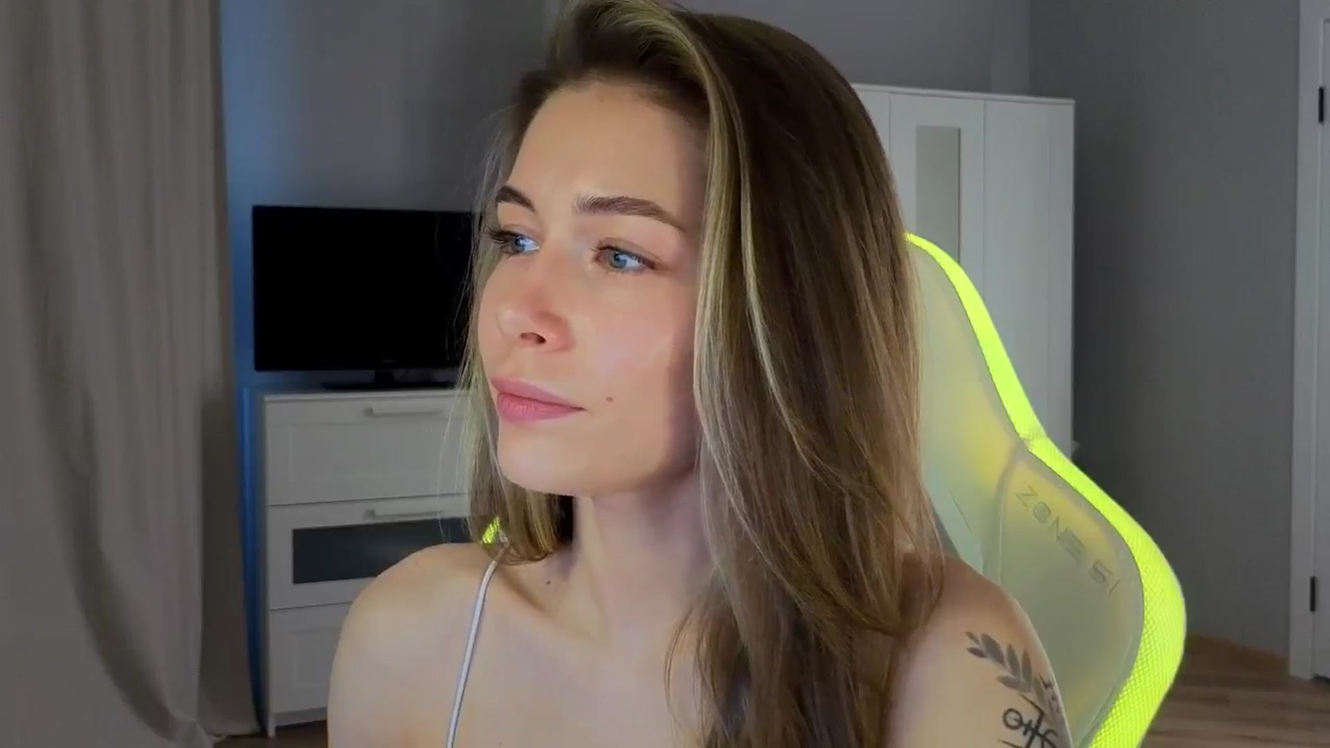 Gallery image thumbnail from KeepSpark's myfreecams stream on, 10/17/2024, 07:37 image 17 of 20