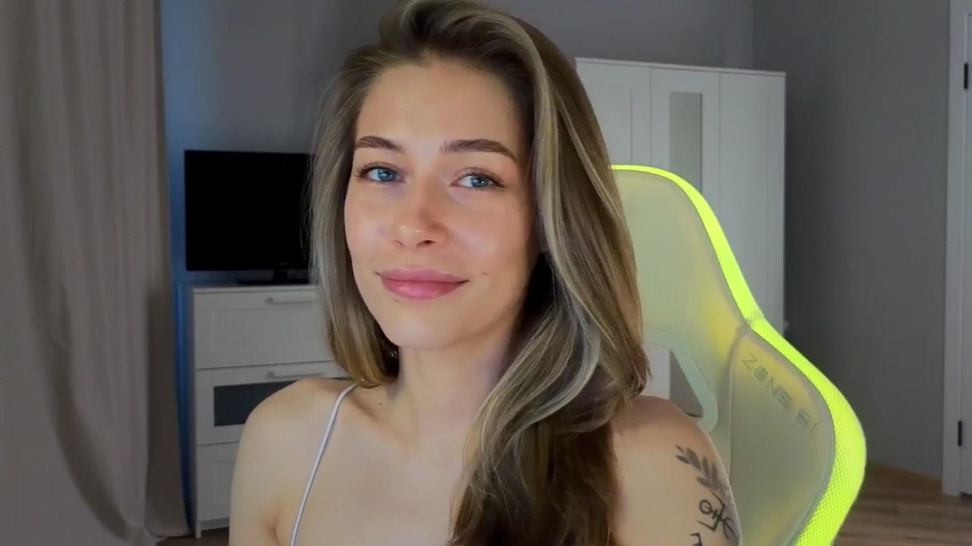 Gallery image thumbnail from KeepSpark's myfreecams stream on, 10/17/2024, 07:37 image 14 of 20