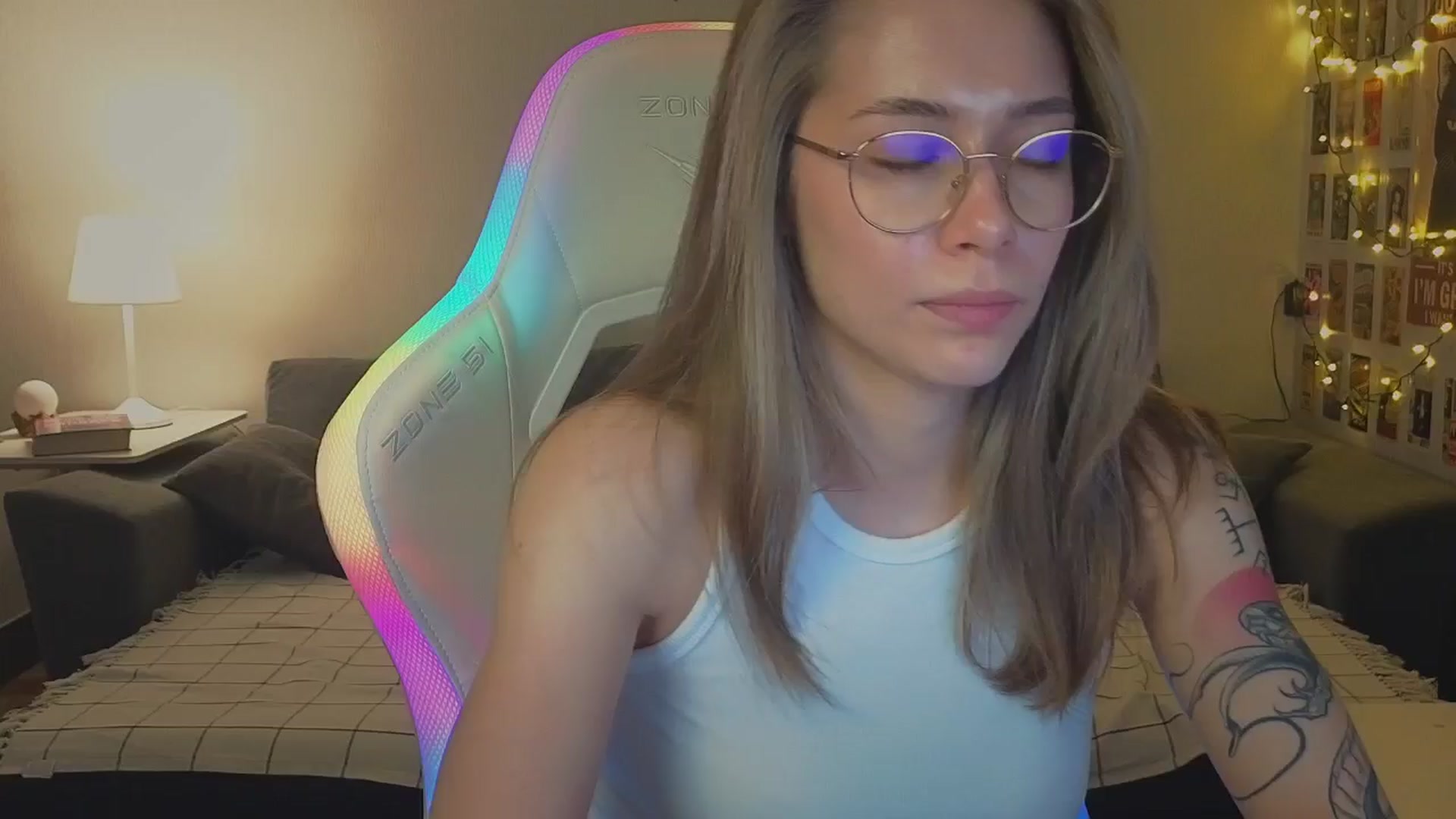 Gallery image thumbnail from KeepSpark's myfreecams stream on, 11/19/2024, 08:17 image 13 of 20