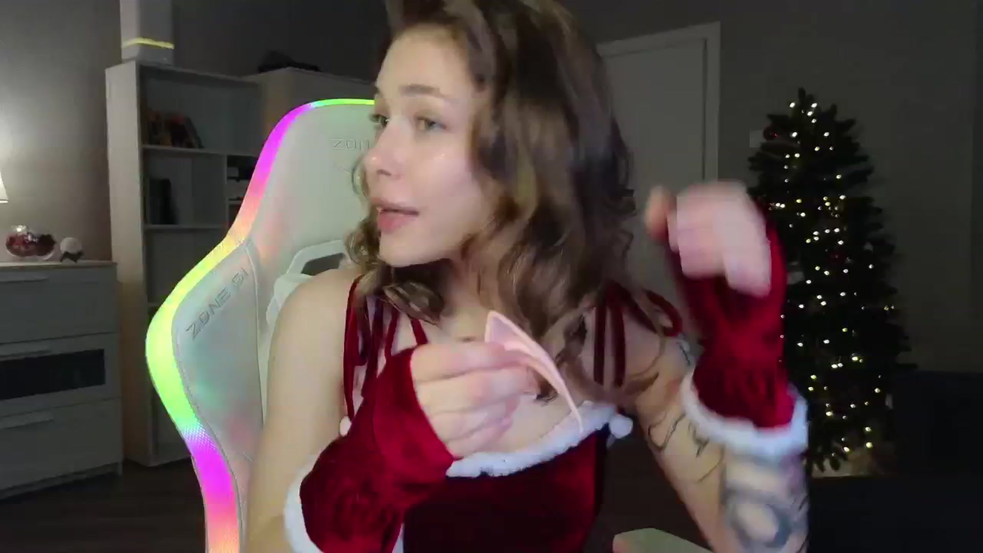 Gallery image thumbnail from KeepSpark's myfreecams stream on, 12/25/2024, 06:03 image 12 of 20