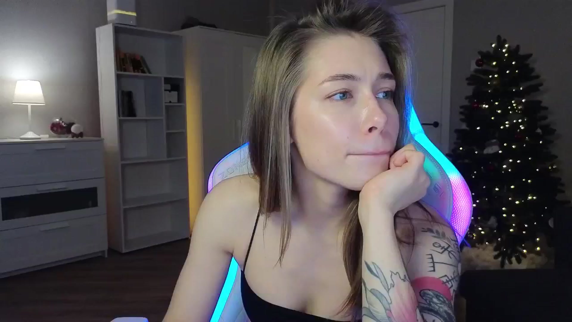 Gallery image thumbnail from KeepSpark's myfreecams stream on, 12/30/2024, 06:00 image 14 of 20