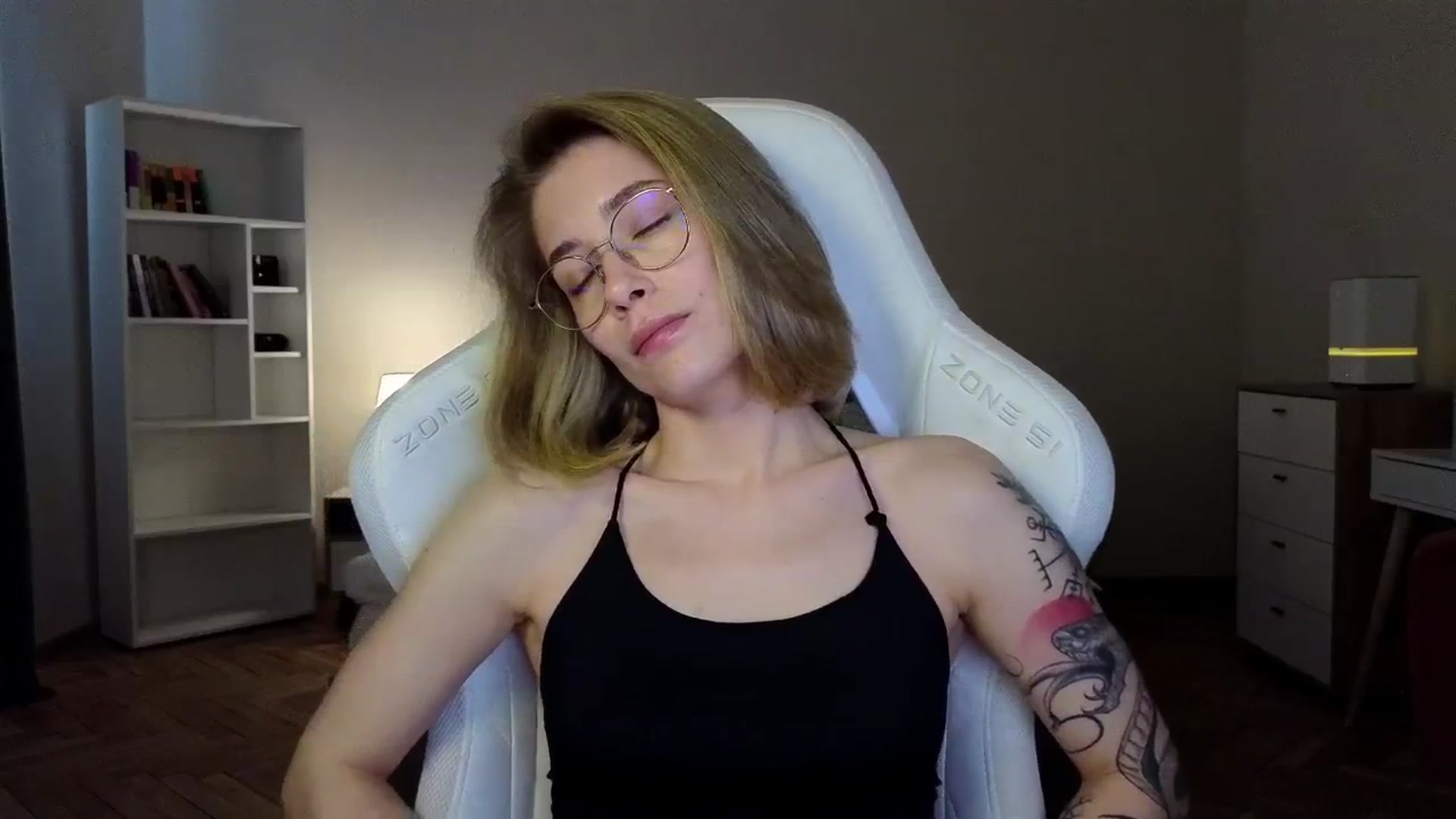 Gallery image thumbnail from KeepSpark's myfreecams stream on, 04/16/2025, 06:40 image 17 of 20