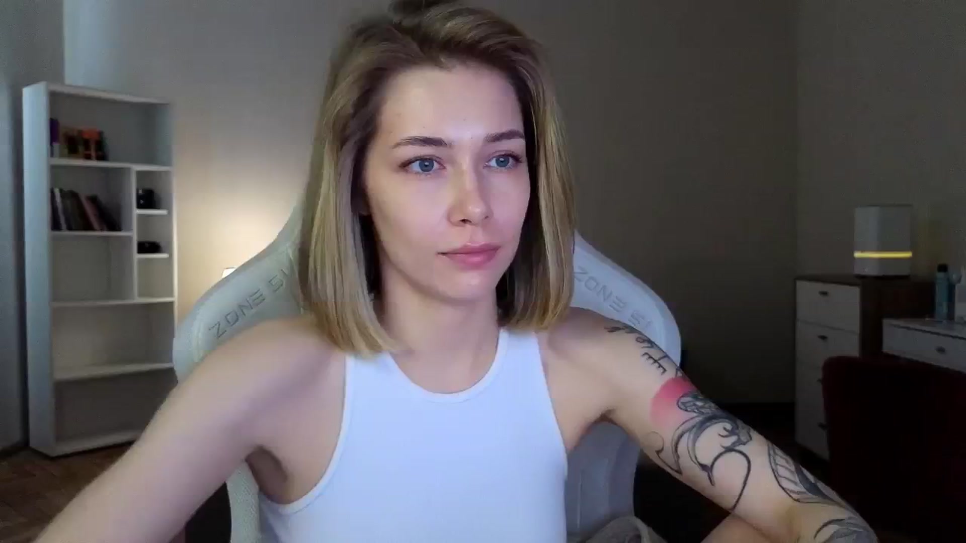 Gallery image thumbnail from KeepSpark's myfreecams stream on, 04/18/2025, 08:37 image 17 of 20