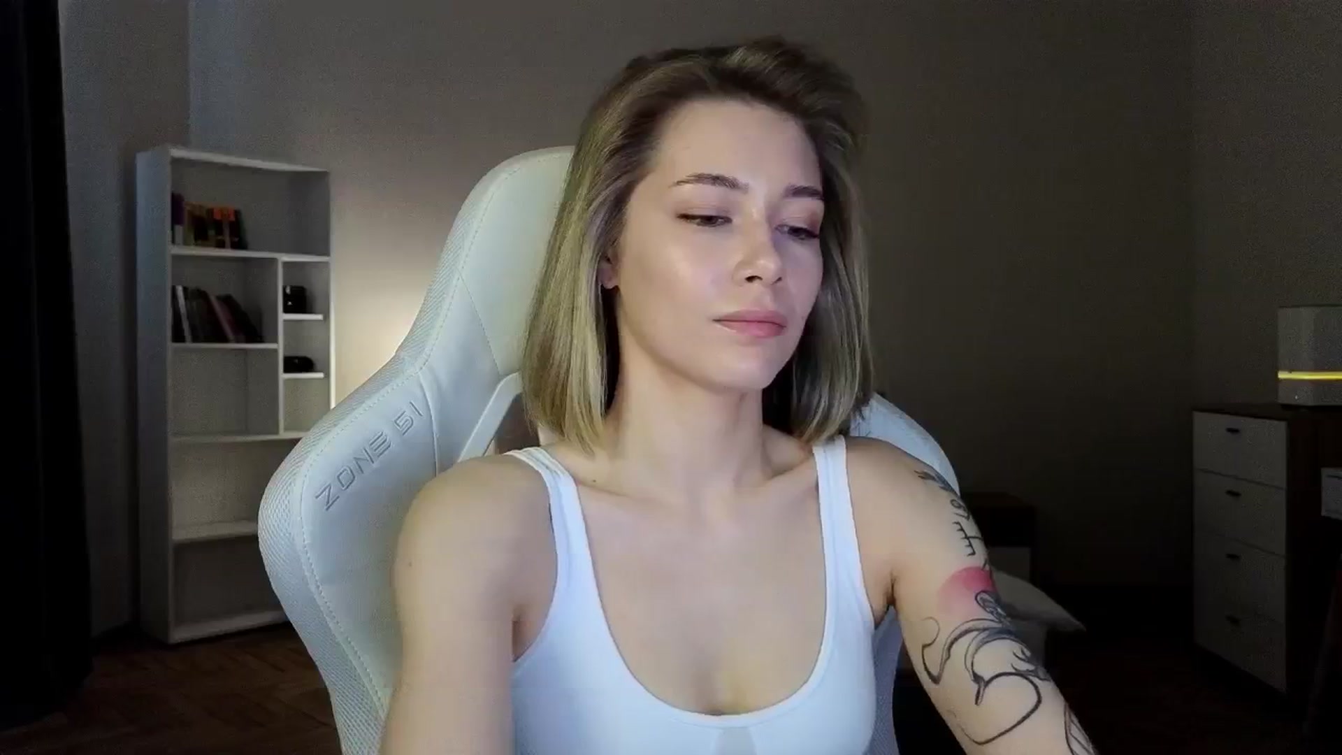 Gallery image thumbnail from KeepSpark's myfreecams stream on, 04/19/2025, 04:18 image 16 of 20