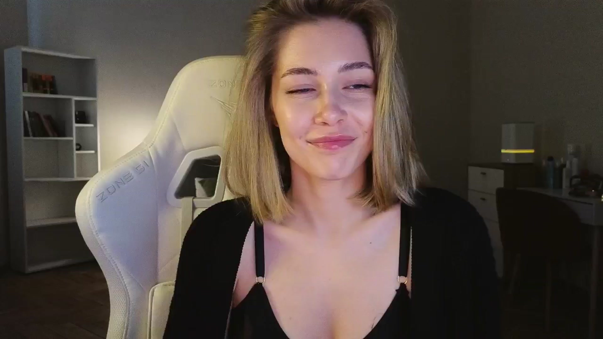 Gallery image thumbnail from KeepSpark's myfreecams stream on, 04/27/2025, 08:16 image 18 of 20