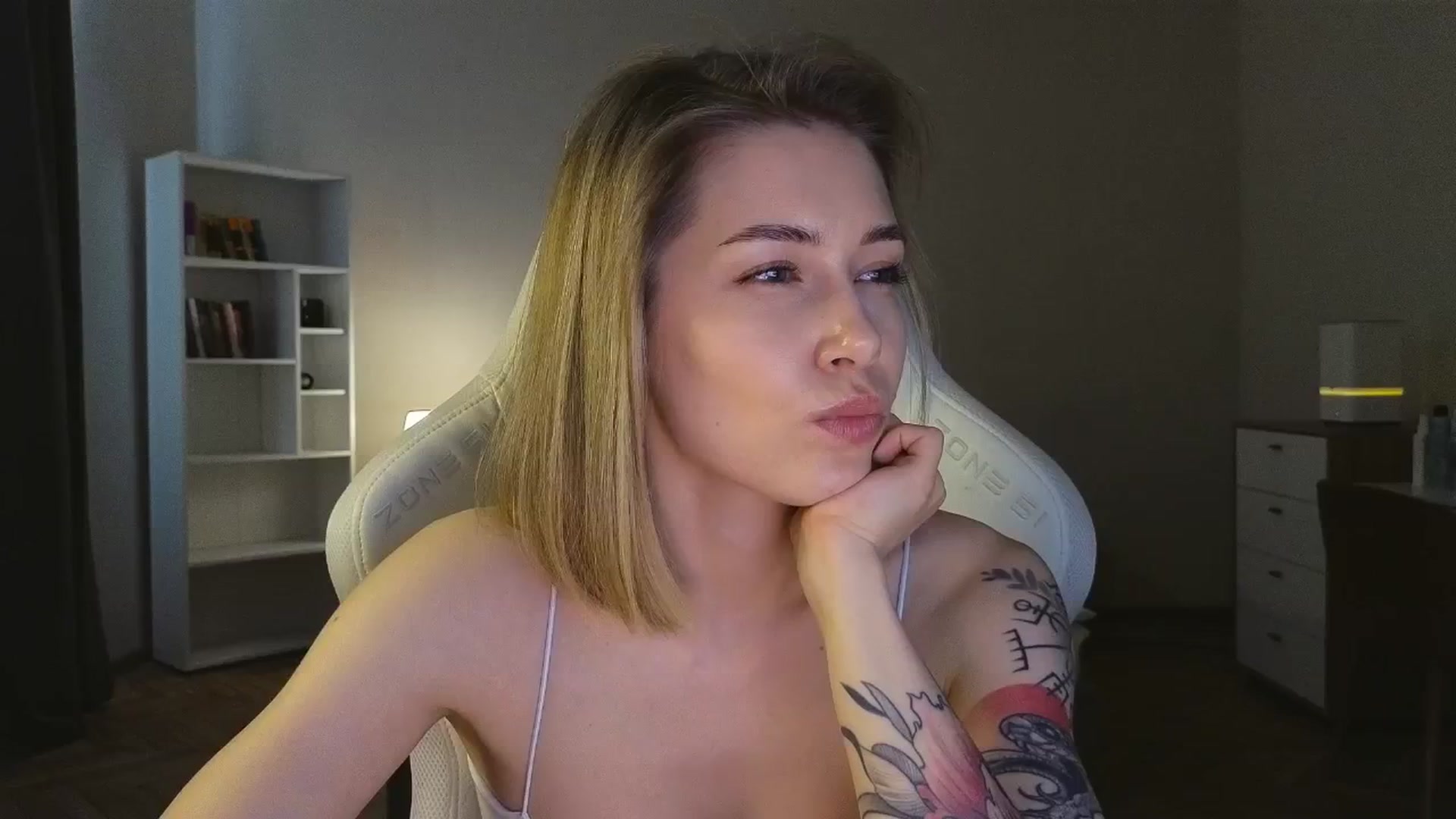 Gallery image thumbnail from KeepSpark's myfreecams stream on, 05/10/2025, 09:53 image 13 of 20