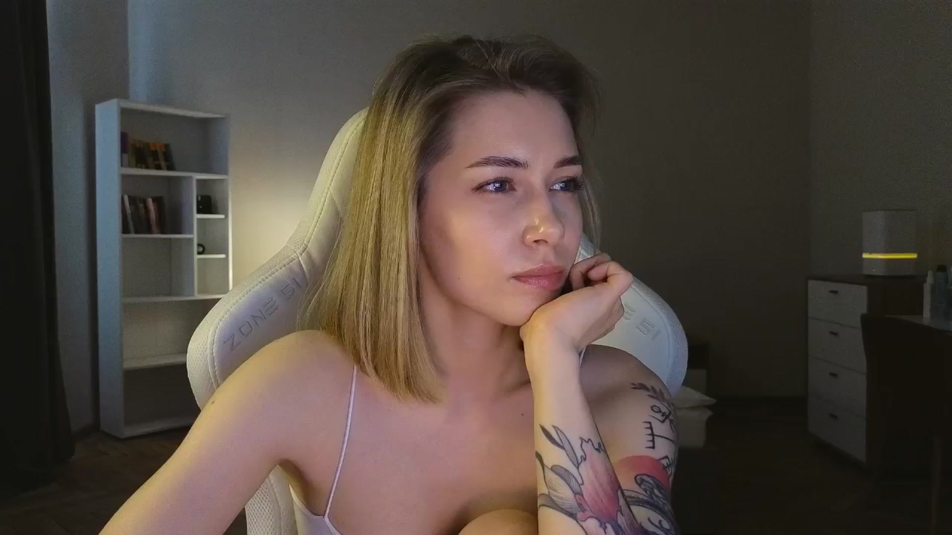 Gallery image thumbnail from KeepSpark's myfreecams stream on, 05/10/2025, 09:53 image 16 of 20