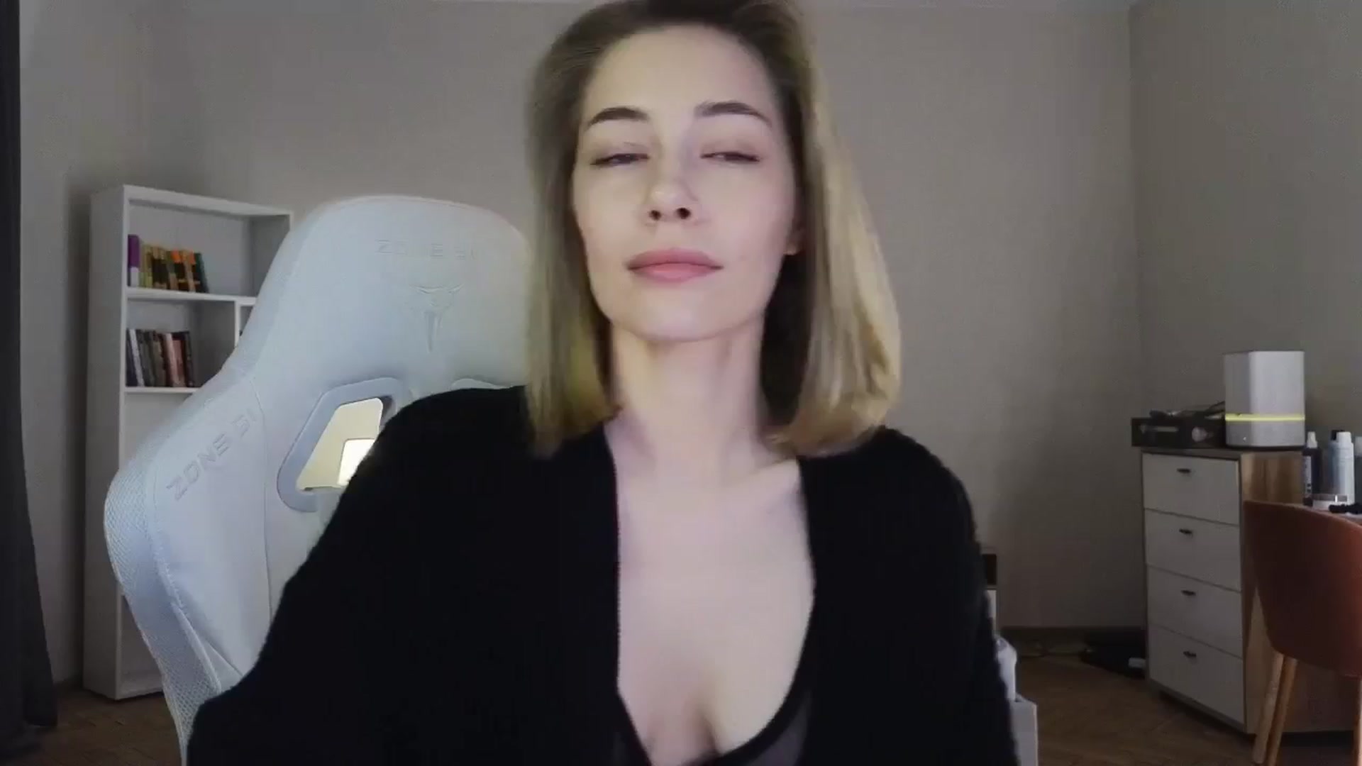 Gallery image thumbnail from KeepSpark's myfreecams stream on, 05/26/2025, 05:19 image 16 of 20