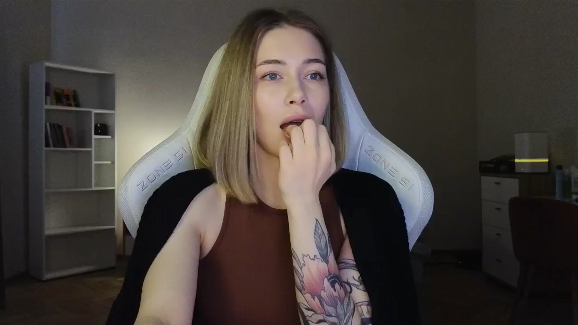 Gallery image thumbnail from KeepSpark's myfreecams stream on, 06/01/2025, 05:52 image 17 of 20