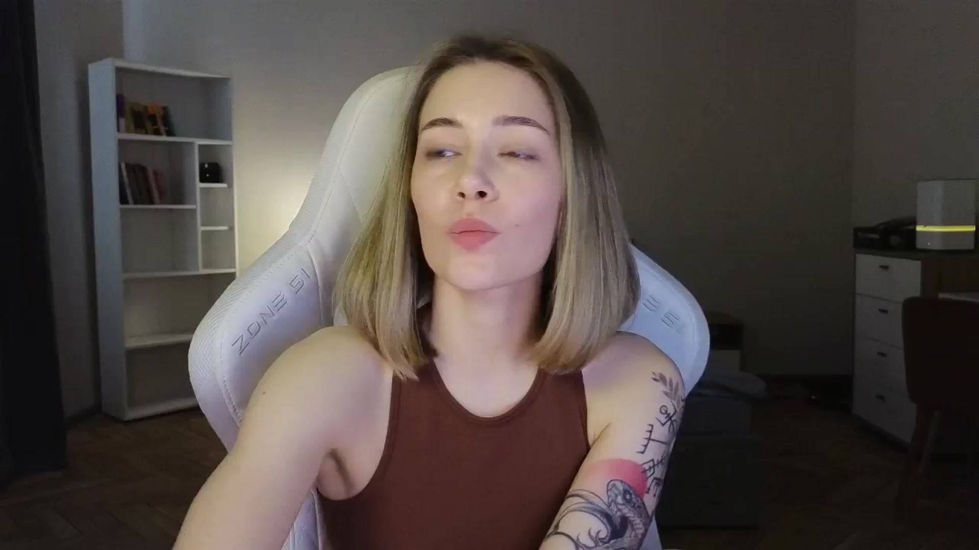 Gallery image thumbnail from KeepSpark's myfreecams stream on, 06/01/2025, 08:25 image 18 of 20