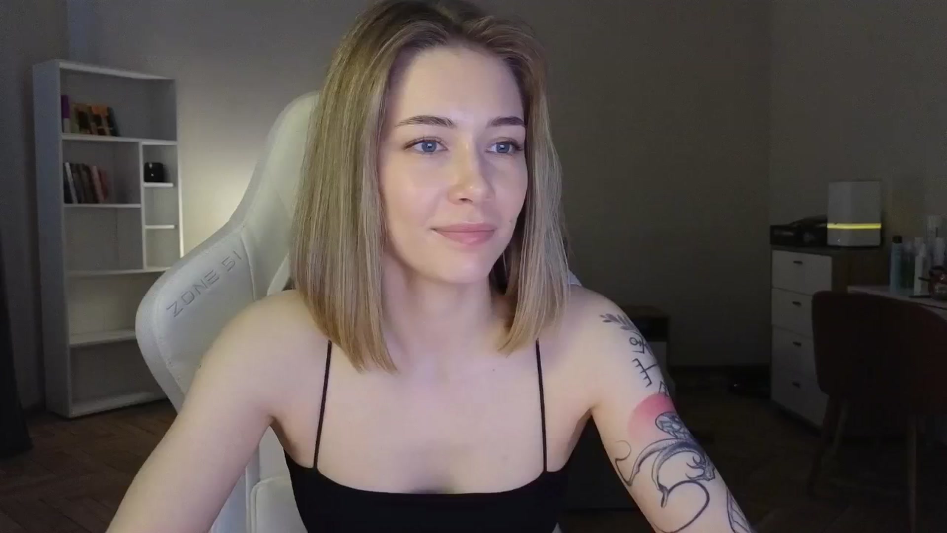 Gallery image thumbnail from KeepSpark's myfreecams stream on, 06/04/2025, 07:20 image 16 of 20