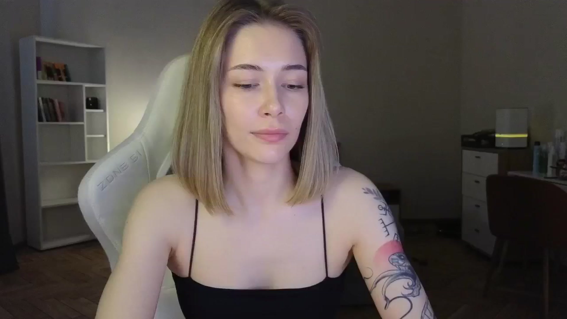 Gallery image thumbnail from KeepSpark's myfreecams stream on, 06/04/2025, 07:20 image 18 of 20