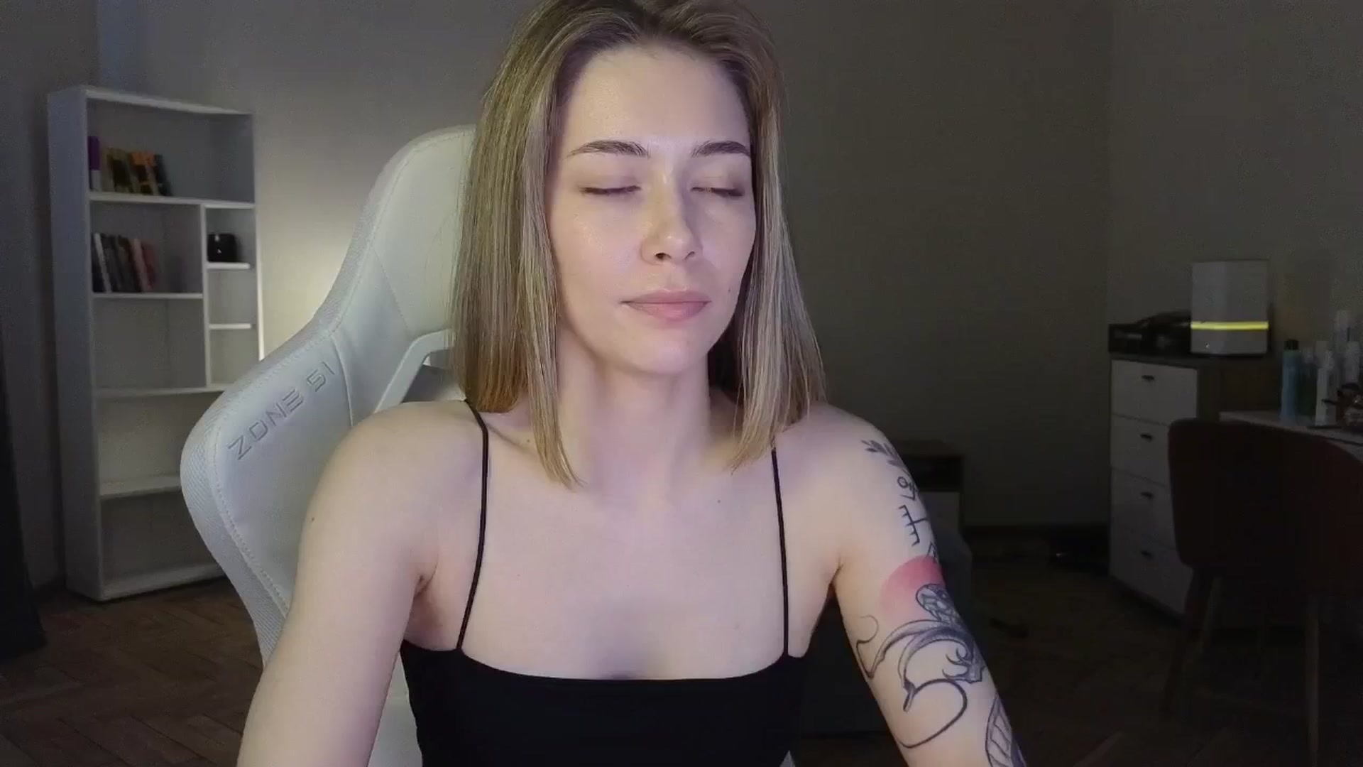 Gallery image thumbnail from KeepSpark's myfreecams stream on, 06/04/2025, 07:20 image 15 of 20