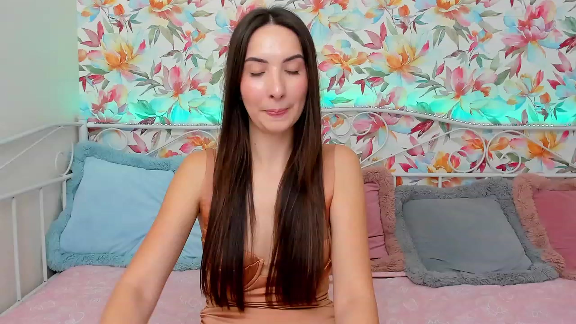 Gallery image thumbnail from KeliRose's myfreecams stream on, 12/04/2023, 18:02 image 4 of 20