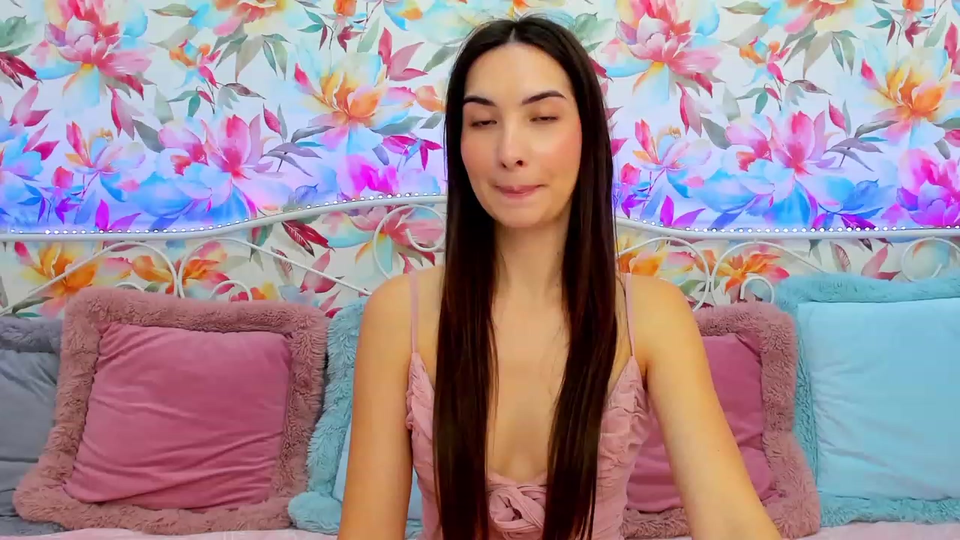Gallery image thumbnail from KeliRose's myfreecams stream on, 12/25/2023, 15:32 image 1 of 20