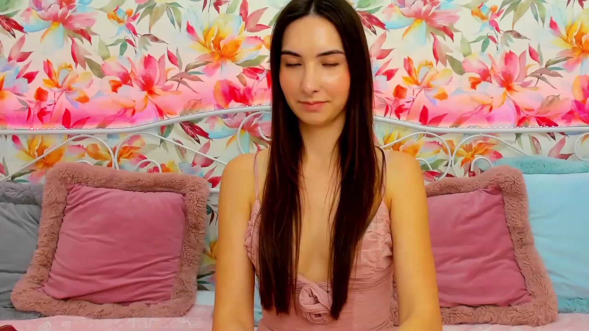 Gallery image thumbnail from KeliRose's myfreecams stream on, 12/25/2023, 20:02 image 16 of 20