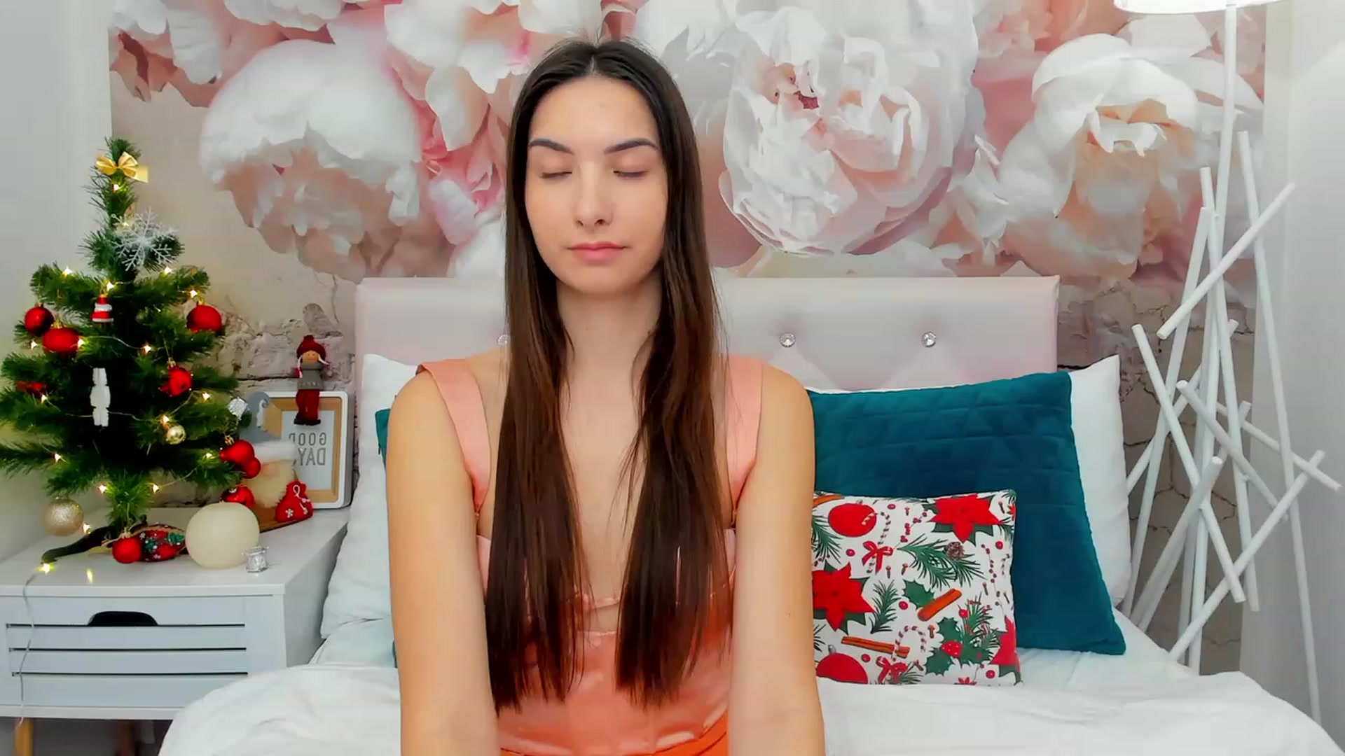 Gallery image thumbnail from KeliRose's myfreecams stream on, 01/10/2024, 09:22 image 13 of 20